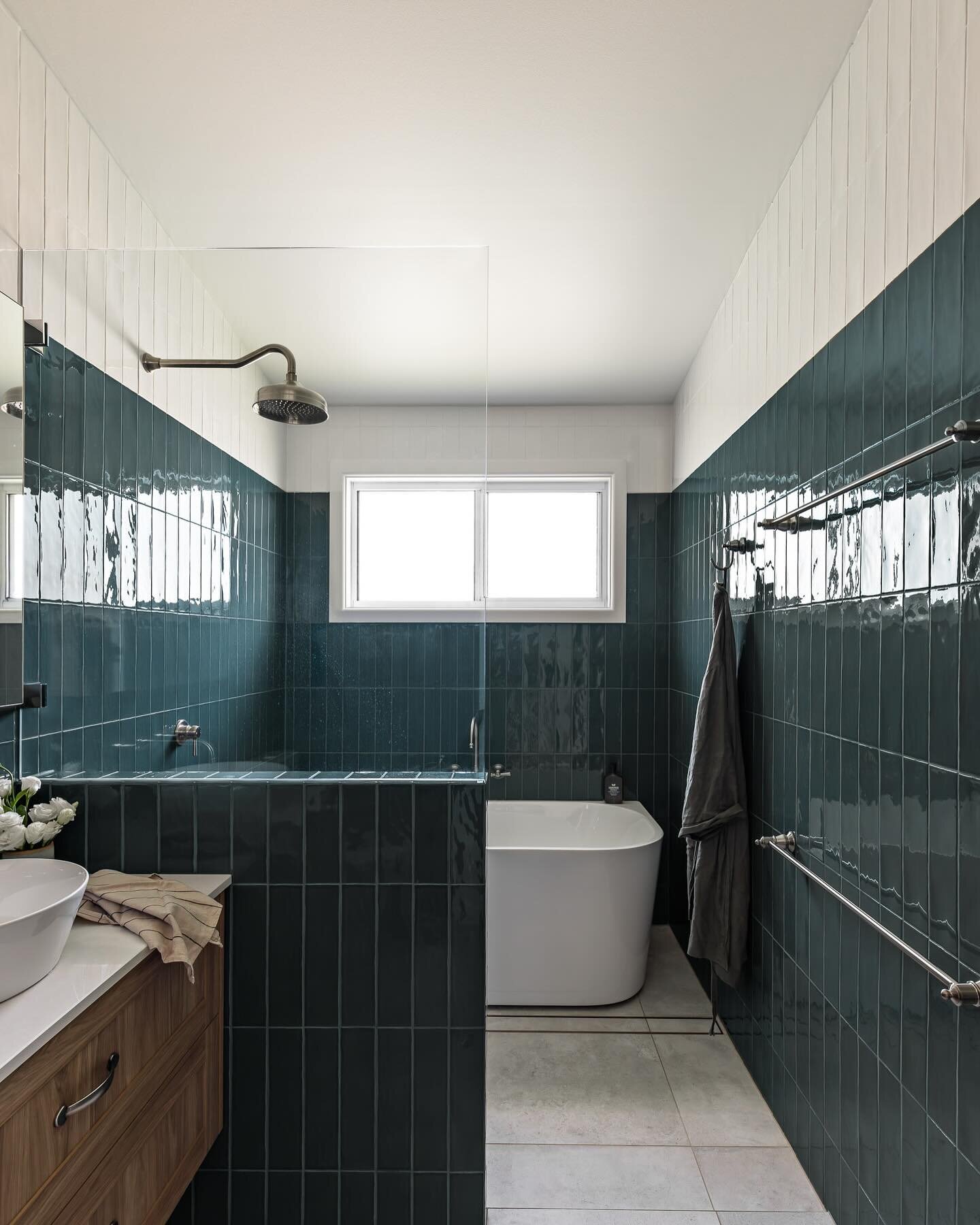 Bendalong Beach house | Main bathroom before and after. 

House - @oceanatbendalong 
Design - @sarah_yarrow 
Photo - @the.palm.co 

Book your stay at @whereweescape