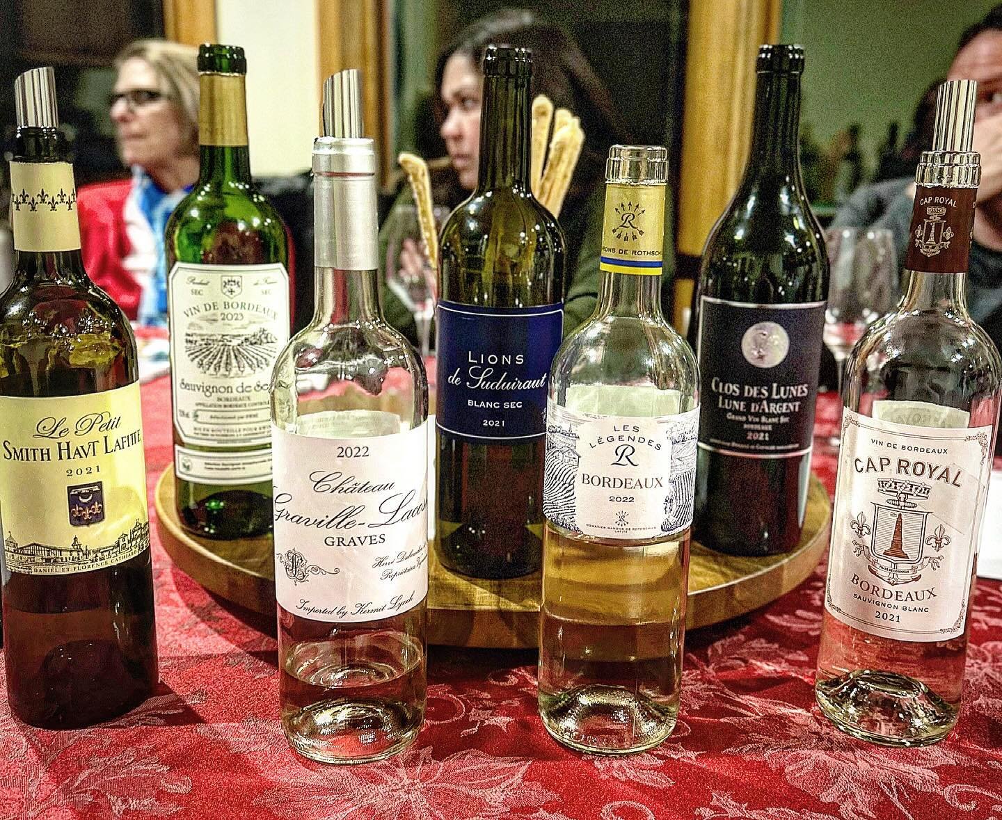 🇫🇷 Bordeaux Blanc blind tasting session is in the books! 🇫🇷 
.
Such a wide variety of wines on the table from our tasting group a few nights back&hellip; all of them were so different and nuanced! What a treat to get together after a few weeks of