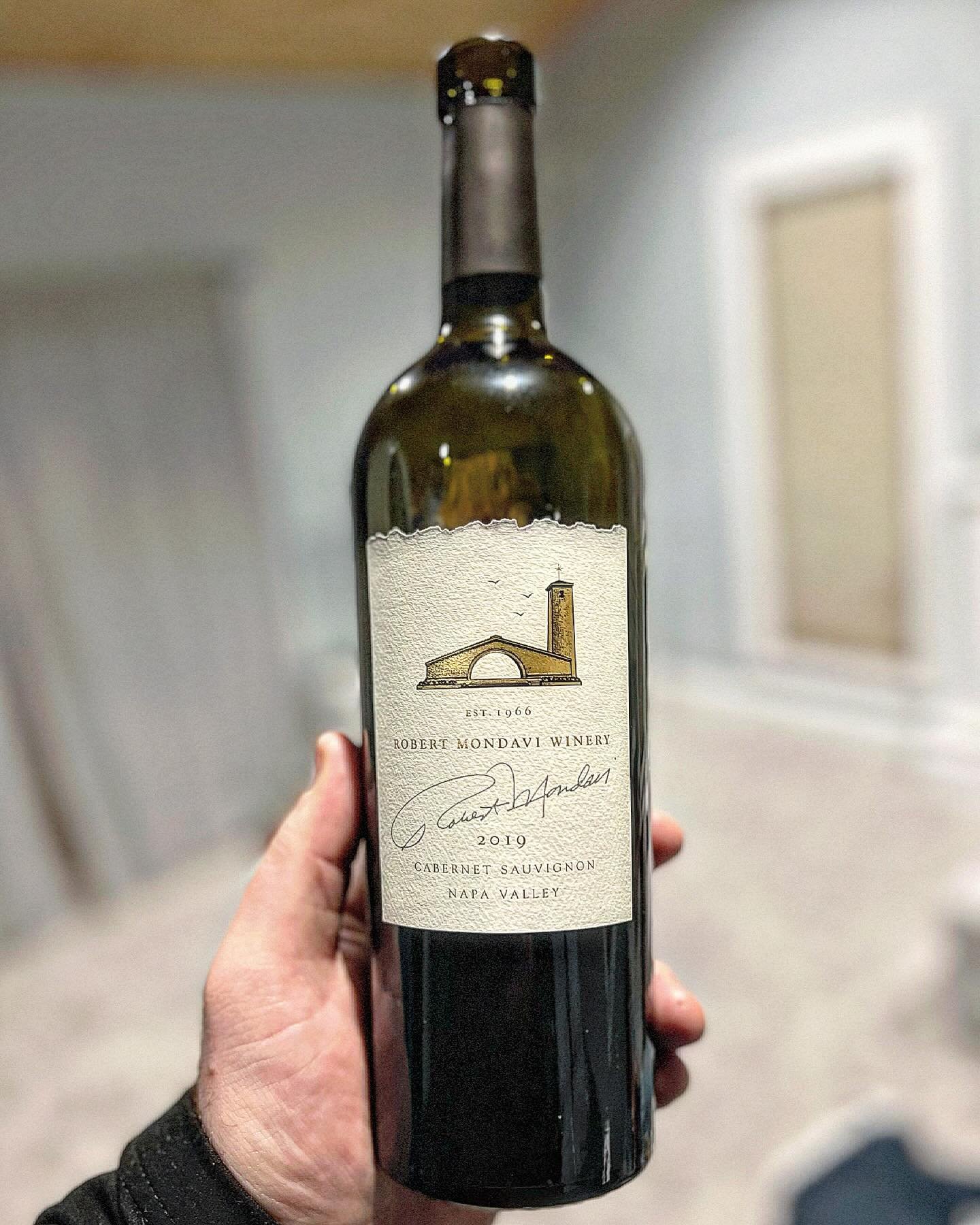 Nothing like a little bottle rewind to keep the inspiration flowing ⏪ 🍷 👀 
.
The 2019 Napa Valley Cabernet Sauvignon from @robertmondavi is a decadent wine. Bursting right out of the glass with its iconic, bold, and prized new world aromatic marker
