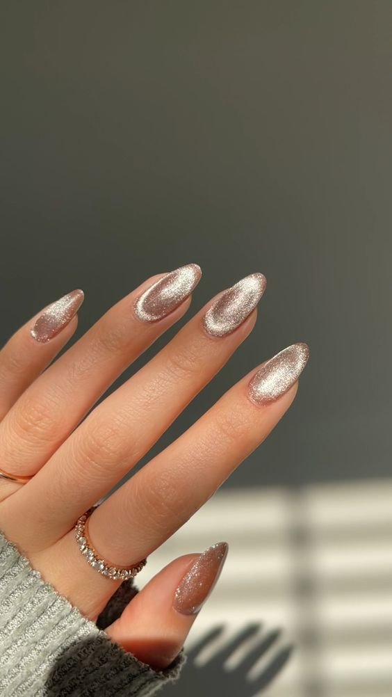 Velvet nails, la manicura más solicitada del otoño