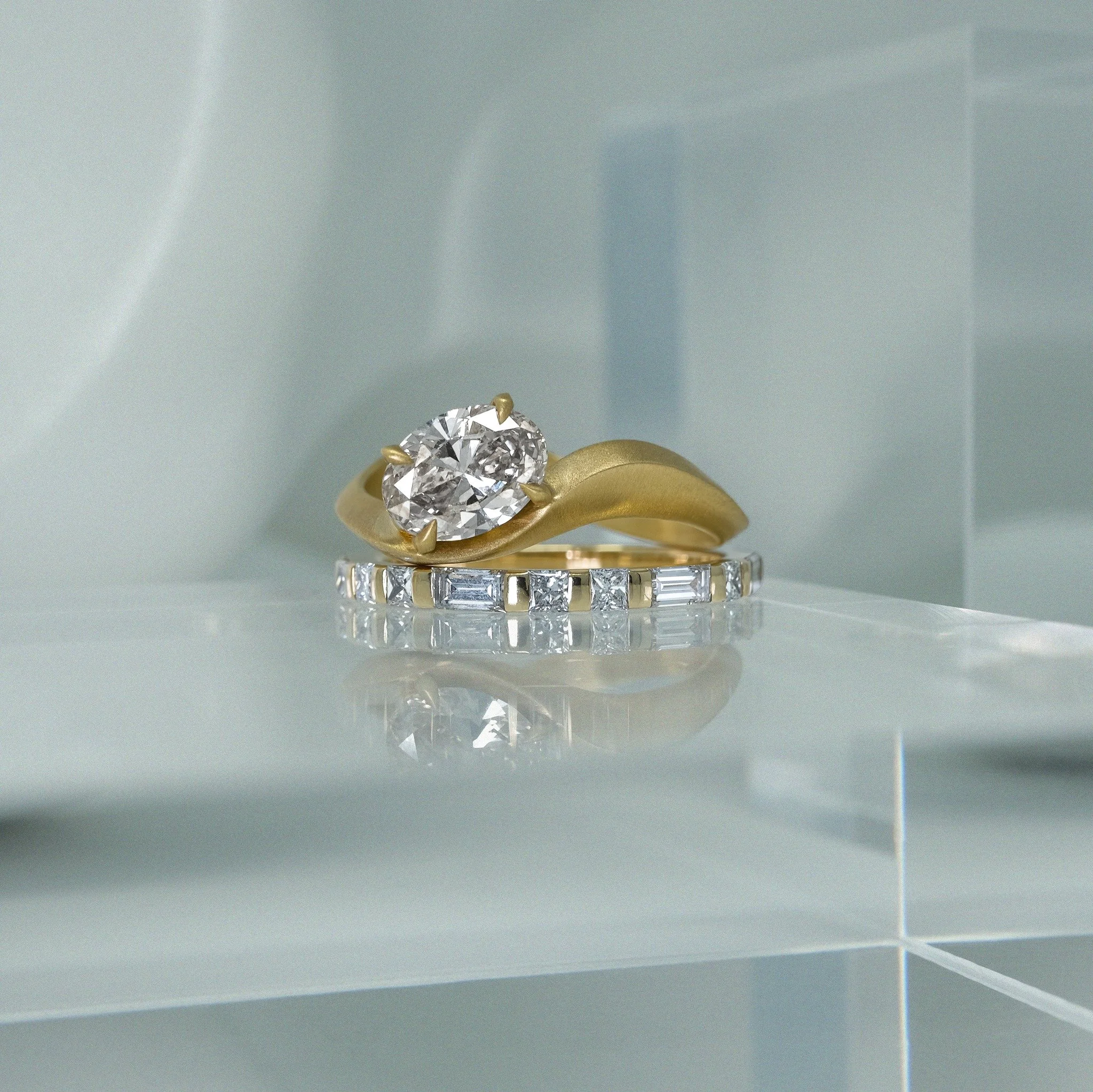 A message hidden in plain sight. The Whisper Ring combines the flowing texture of sand dunes and Chinese calligraphy with the secret language of Morse code. Edward rediscovered the beauty of the Chinese character for sand (沙), an ancient pictographic