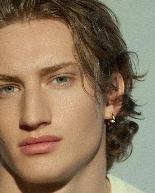 Tear Drop Earring in 18ct yellow gold with pear-cut diamond. 

#diamondearrings #goldearrings #mensearrings #pearcutdiamond