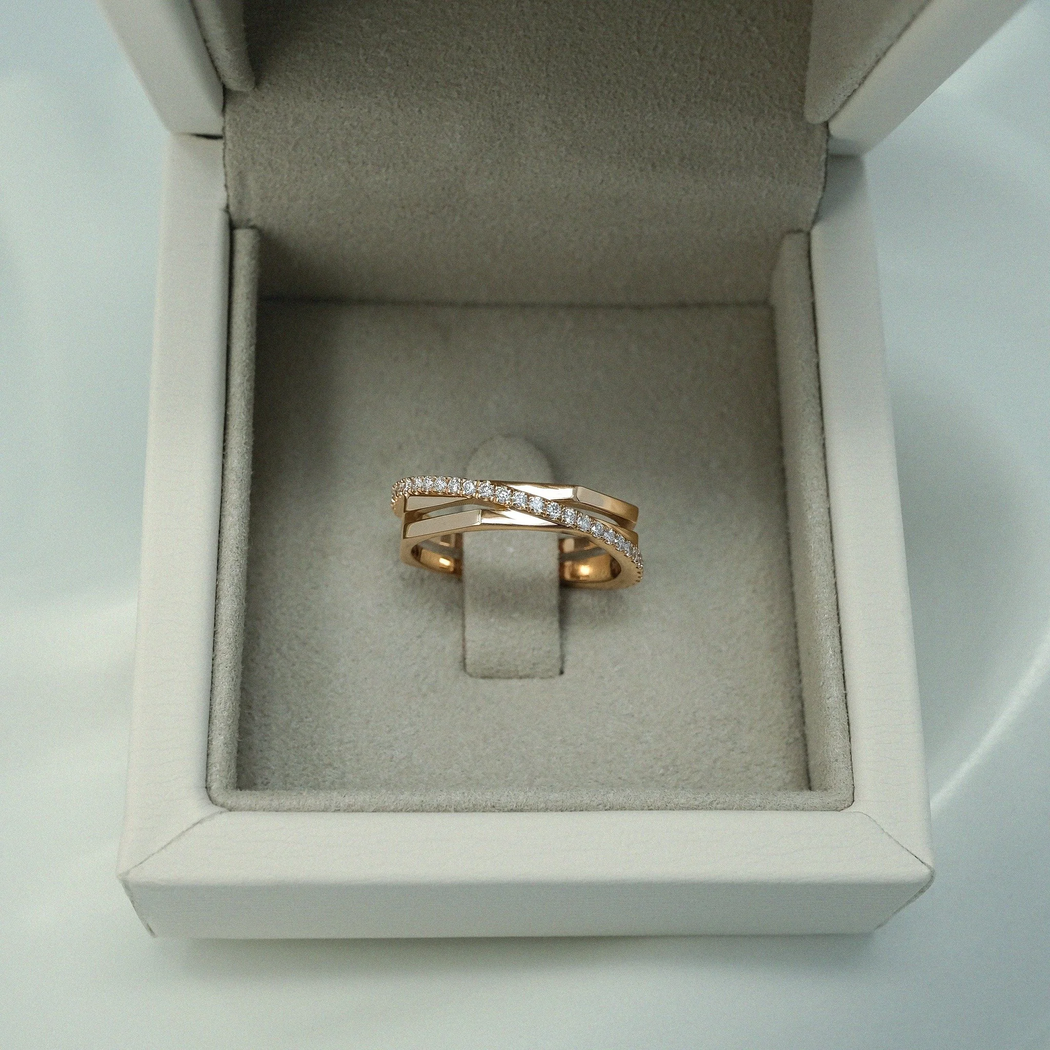 Unboxing a little galaxy wrapped around your finger. The Halo Ring in 18ct rose gold, set with round brilliant cut white diamonds all the way around. 

#diamondjewellery #diamondring #weddingrings #rosegoldjewellery