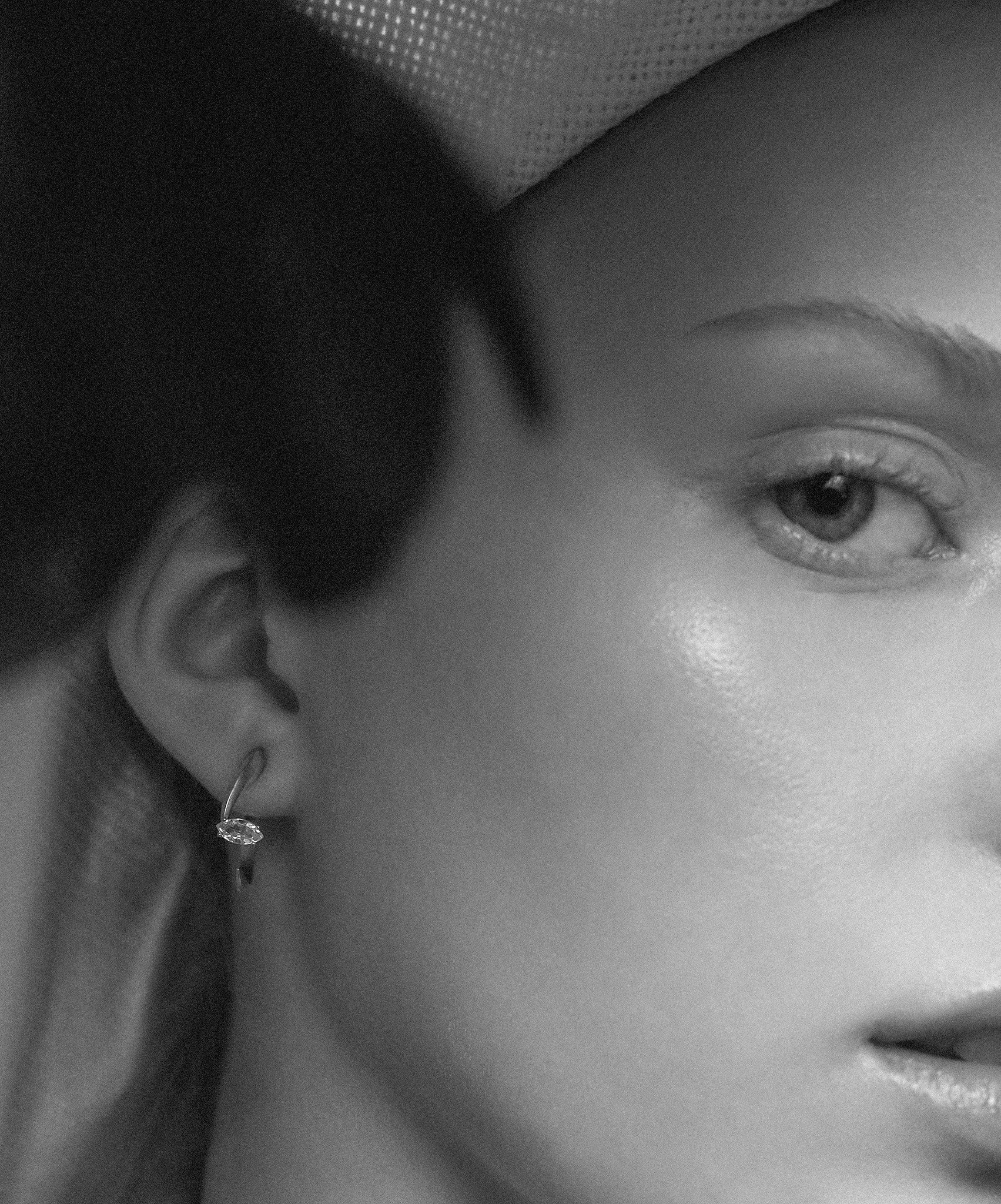 Asymmetrical and upside down, the Tears Earrings are set with marquise-cut white diamonds in a striking architectural design.

#asymmetricaljewellery #architecturaljewellery #marquisediamond