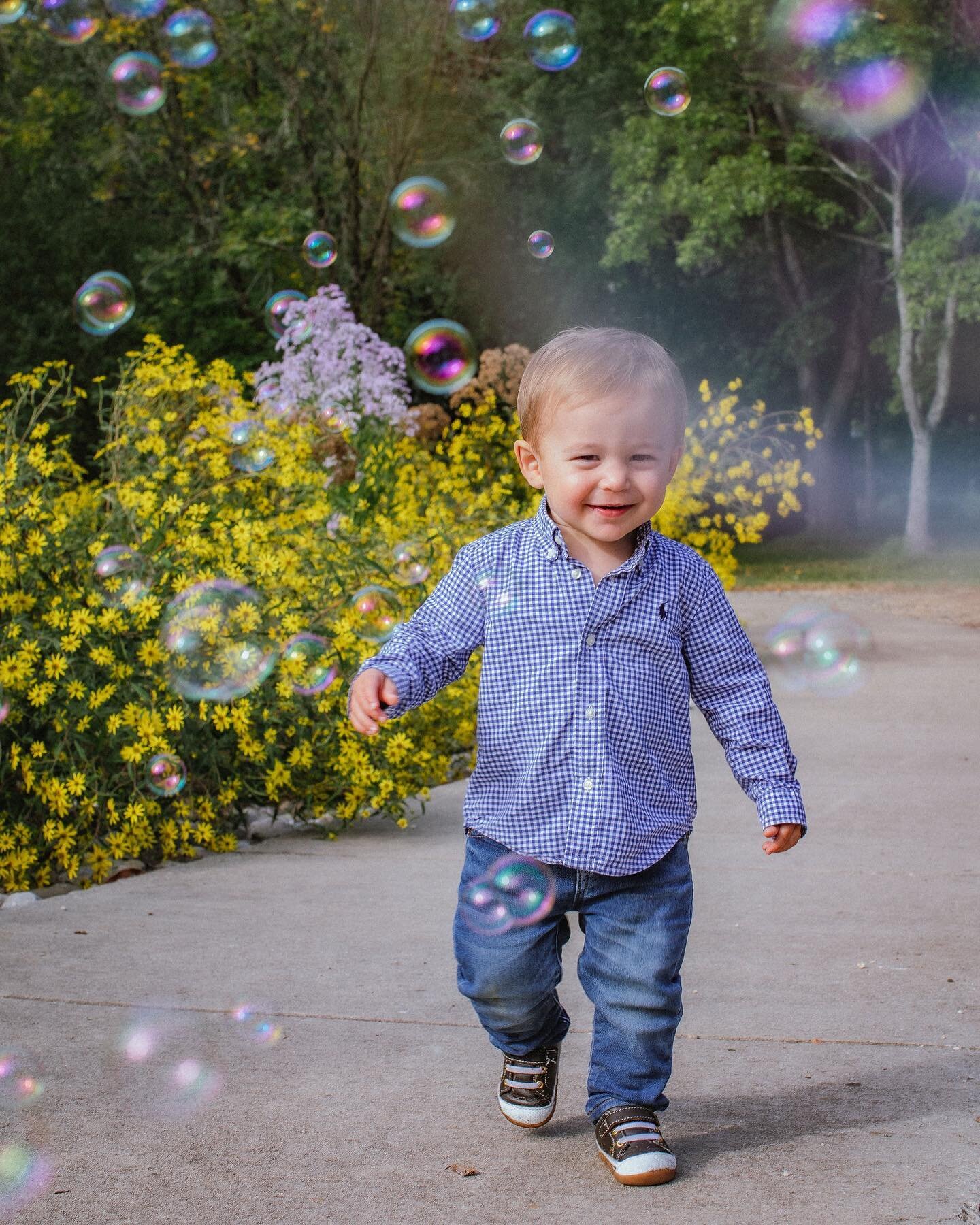 *always brings bubbles for backup* 
😅 
 I have a few more dates available for fall pics! Message me for more info 📸 
.
.
#ncphotography #familyportraits #fallphotography