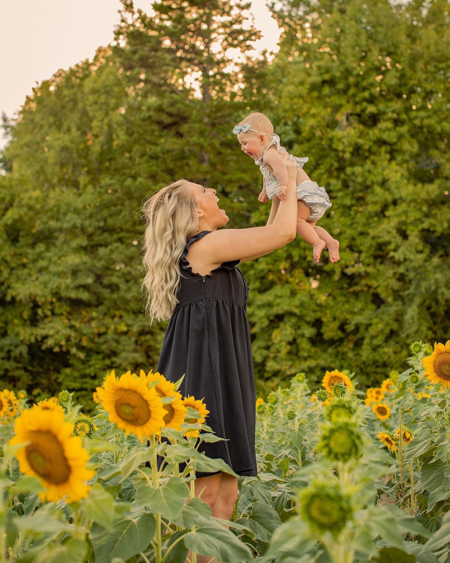 Fall bookings are filling up quickly! Message me for info 🍁 
&mdash; I adore mommy &amp; me sessions &mdash; it&rsquo;s so special &amp; important to have these memories of our little ones 🥰 
.
.

#kerseyvalleysunflowerextravaganza #sunflowerphotos