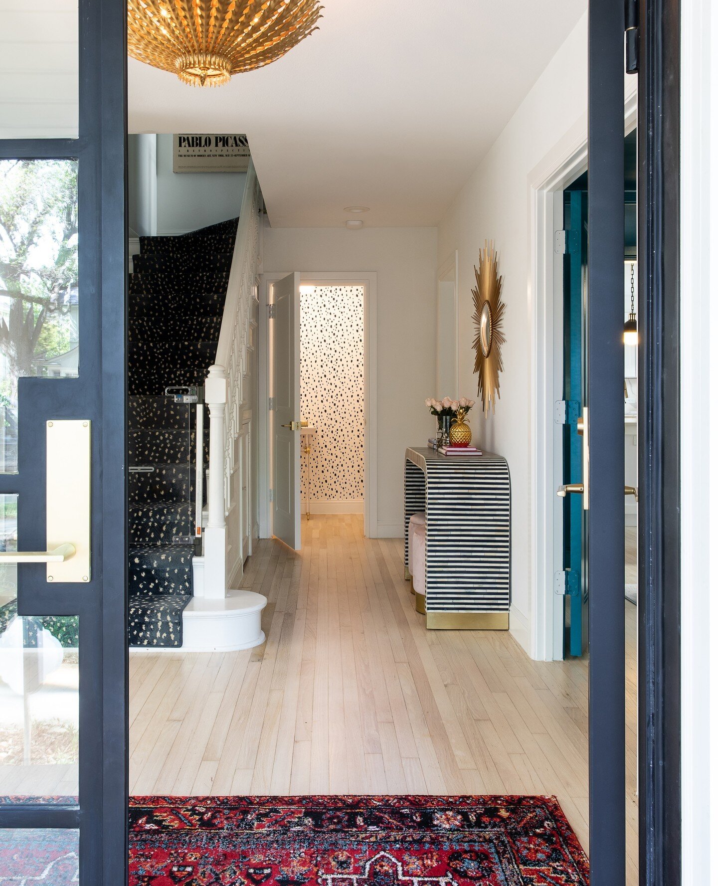 Stair runner envy!⁠
⁠
Arch @veuxdeuxdesign⁠
Build @villamayacustomhomes⁠
⁠
#dallasrenovation #dallasarchitecture #dallasdesign #dallasarchitect #highlandpark #residentialarchitecture #Dallas #womanownedbusiness