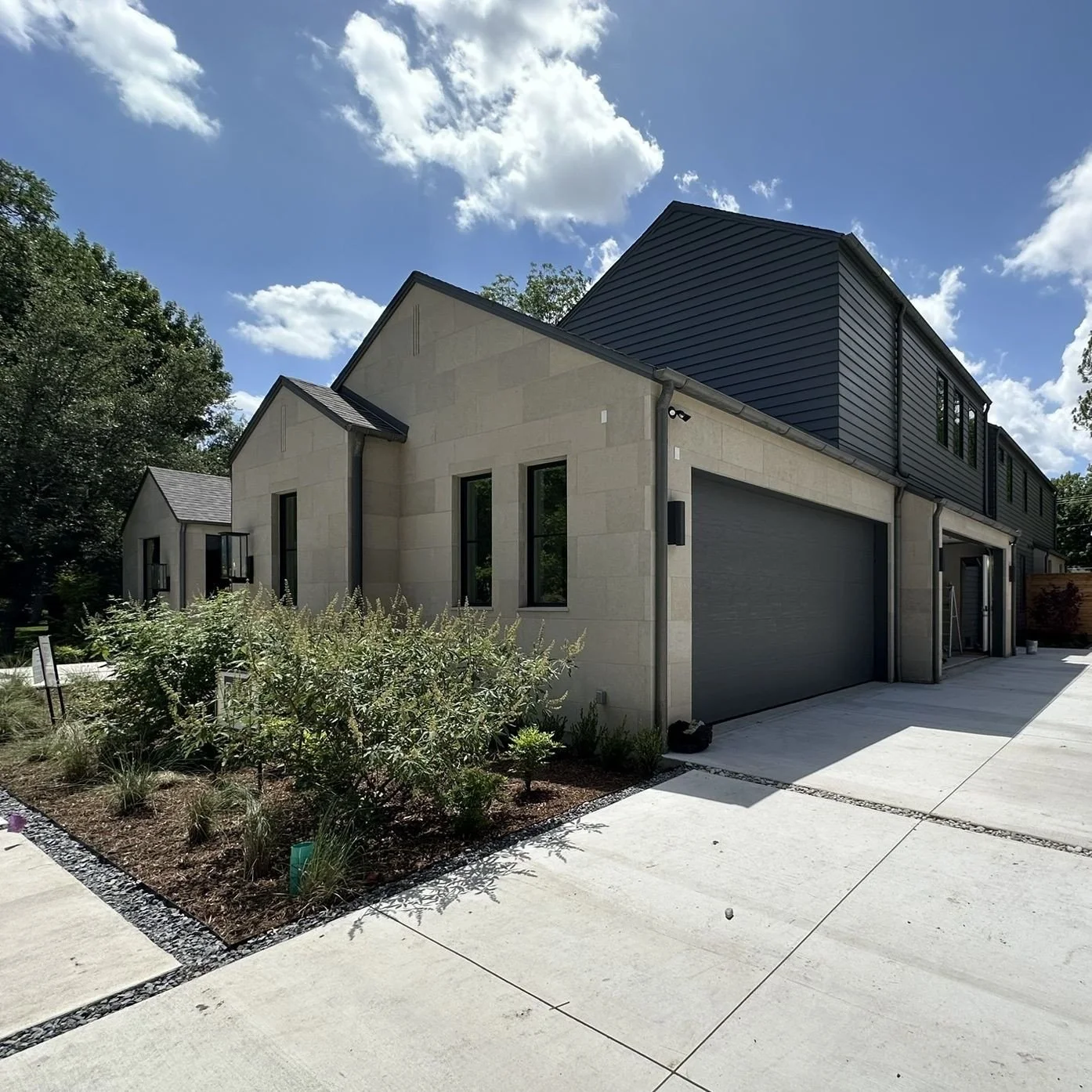 The bluest skies over Forest Hills.⁠
⁠
@ewgcustomhomes⁠
@jordanmadisondesign⁠
@aimeedaniel.landscapedesign