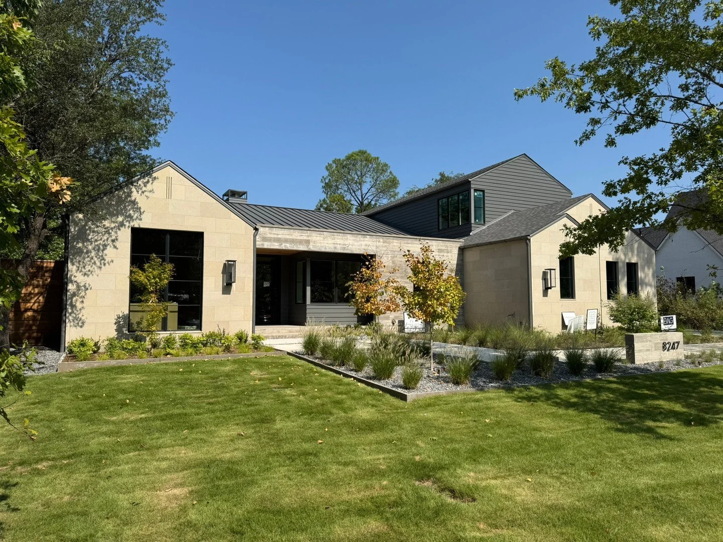 Wrapping up the finishing touches on this Forest Hills dream house! ⁠
Such an incredible project to work on with an amazing client and the dream team of designers and builders.⁠
⁠
Arch: @veuxdeuxdesign⁠
Landscape: @aimeedaniel.landscapedesign⁠
Interi