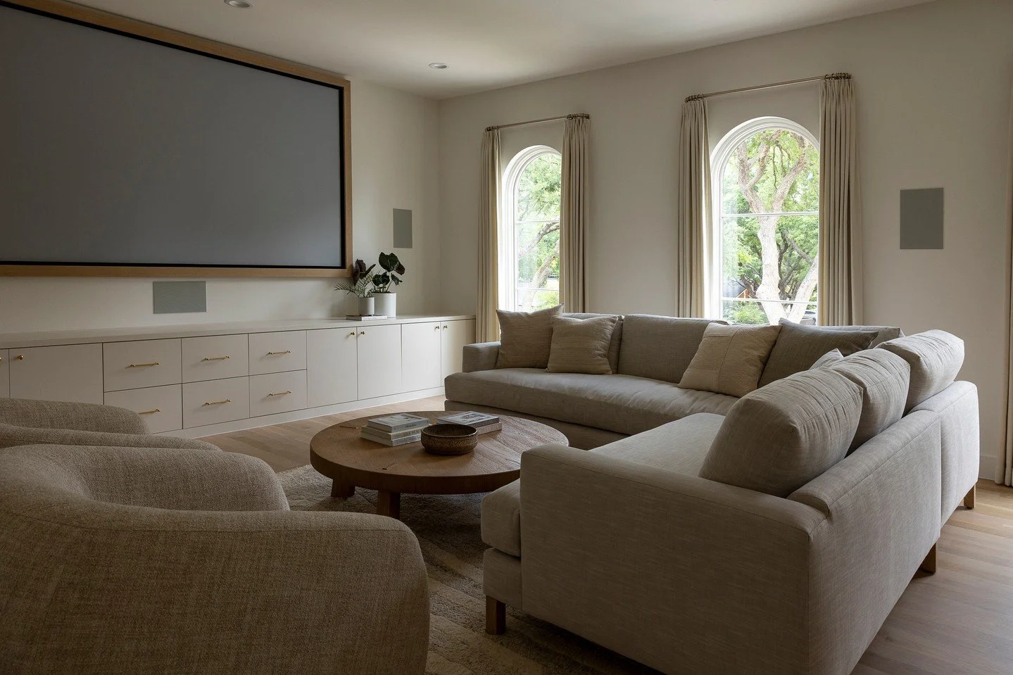 A warm, inviting media room made for unwinding.⁠
⁠
@jordanmadisondesign.com