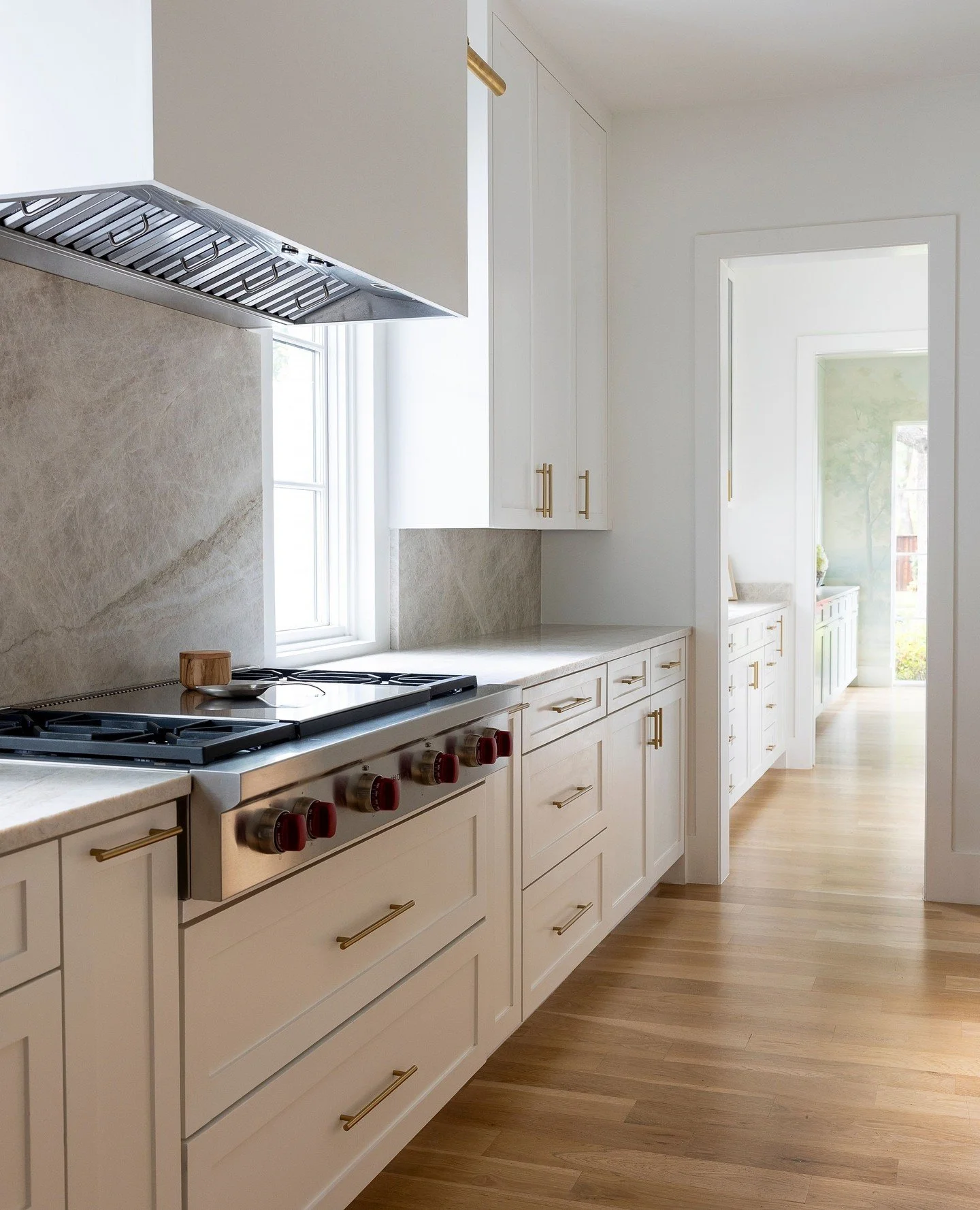 Hanover Kitchen⁠
⁠
@beancohomes⁠
@laurenloganphotography ⁠
⁠
#universitypark #dallasrenovation #dallasarchitecture #dallasdesign #dallasarchitect #residentialarchitecture #Dallas #womanownedbusiness