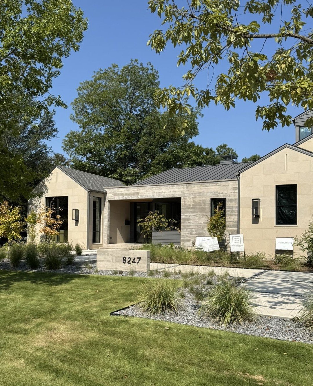 Forest Hills 🌳⁠
⁠
@ewgcustomhomes⁠
@aimeedaniel.landscapedesign⁠
@jordanmadisondesign⁠
⁠
#foresthills #dallasarchitecture #dallasdesign #dallasarchitect #eastdallas #residentialarchitecture #Dallas #womanownedbusiness⁠