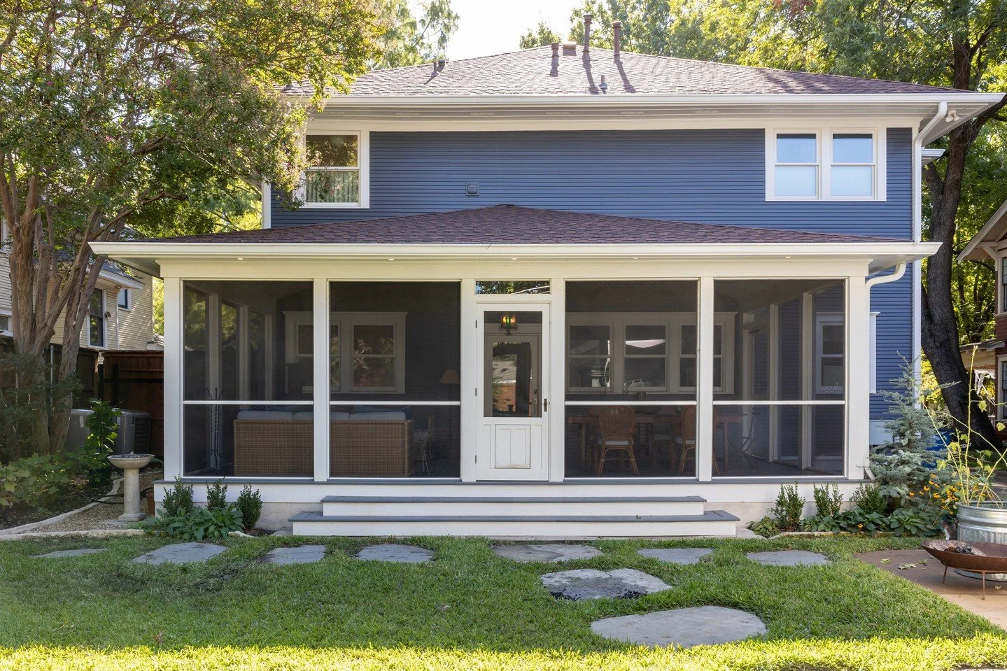 A newly added screened-in porch at #mungerplace has been designed with care to appear as though it has always been a part of the original structure.⁠
⁠
@ripleyreno⁠
@laurenloganphotography ⁠
⁠
#dallasrenovation #dallasarchitecture #dallasdesign #dall