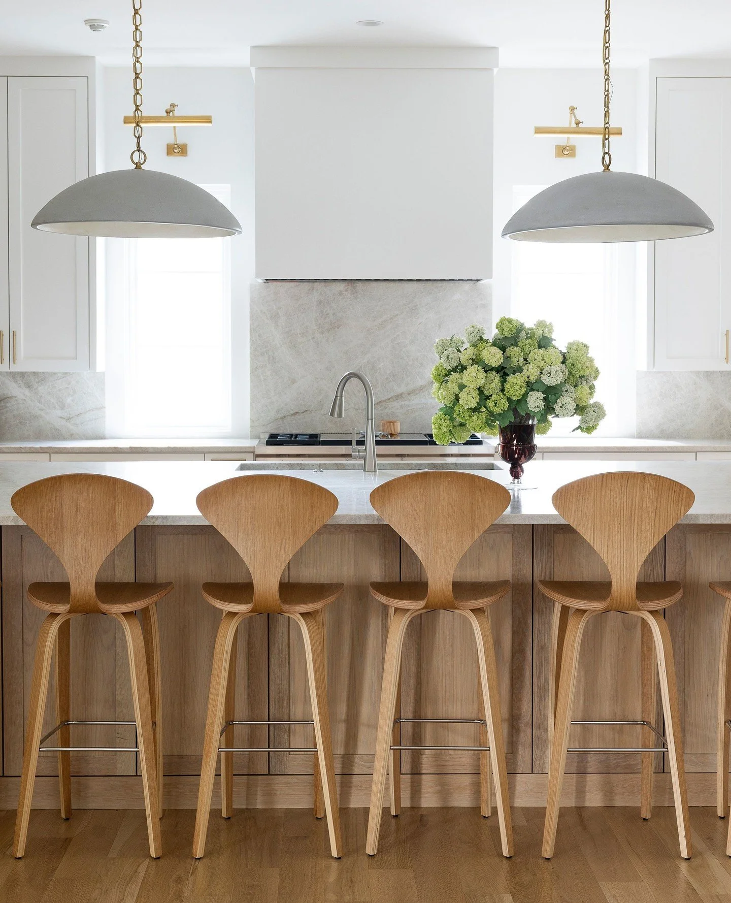 #hanover #kitchendesign⁠
⁠
👷🏻&zwj;♂️@beancohomes⁠
📷️@laurenloganphotography ⁠
⁠
#universitypark #dallasarchitecture #dallasdesign #dallasarchitect #residentialarchitecture #Dallas #womanownedbusiness