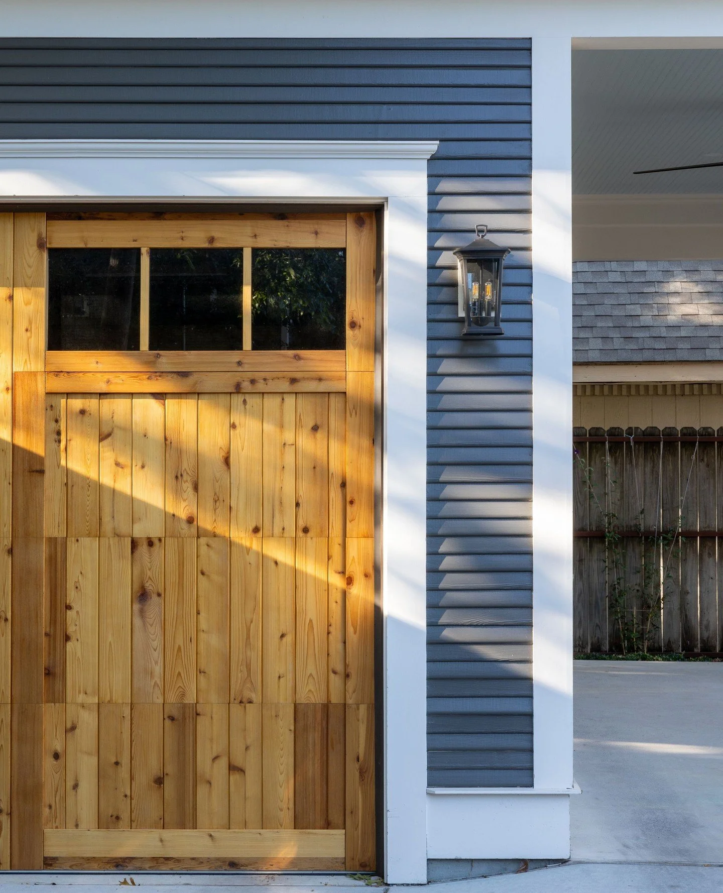 A new garage structure in #Mungerplace. Built by the master craftsman @ripleyreno⁠
⁠
📷️ @laurenloganphotography ⁠
⁠
#dallasrenovation #oldeastdallas #dallasarchitecture #dallasdesign #dallasarchitect #eastdallas #residentialarchitecture #Dallas #wom