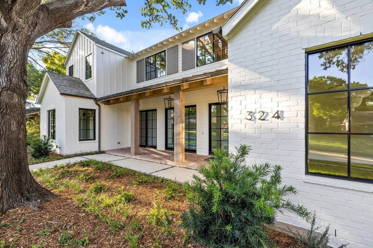 Ridge Crest the Modern Farmhouse⁠
⁠
#richardsontexas #dallasarchitecture #dallasdesign #dallasarchitect  #residentialarchitecture #Dallas #womanownedbusiness