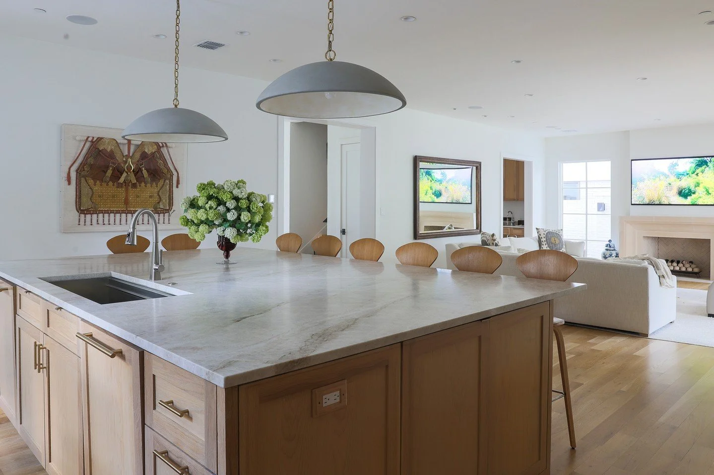 Hanover open kitchen and primary living space.⁠
⁠
@beancohomes⁠
@laurenloganphotography ⁠
⁠
#univeristypark #dallasarchitecture #dallasdesign #dallasarchitect #residentialarchitecture #Dallas #womanownedbusiness