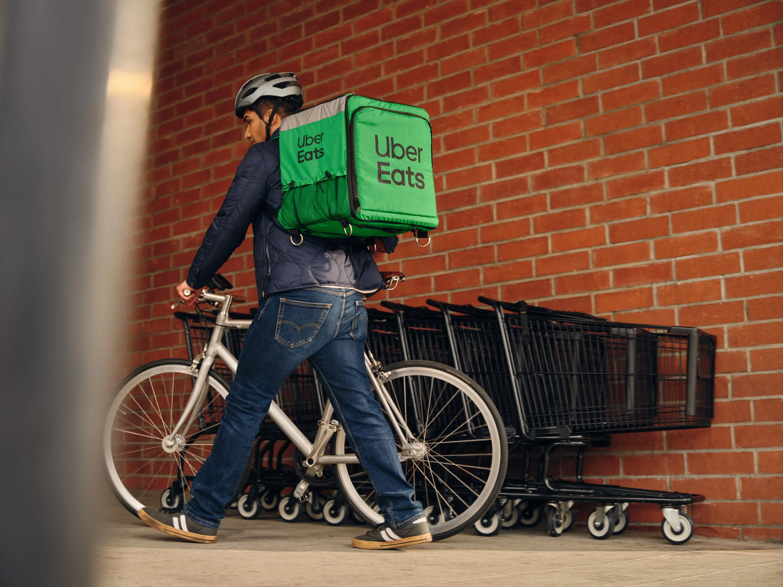 250720_GH_UberEats_FreshGrocery_Delivery_Bicycle_EMEA_4171_VS_R2.jpeg