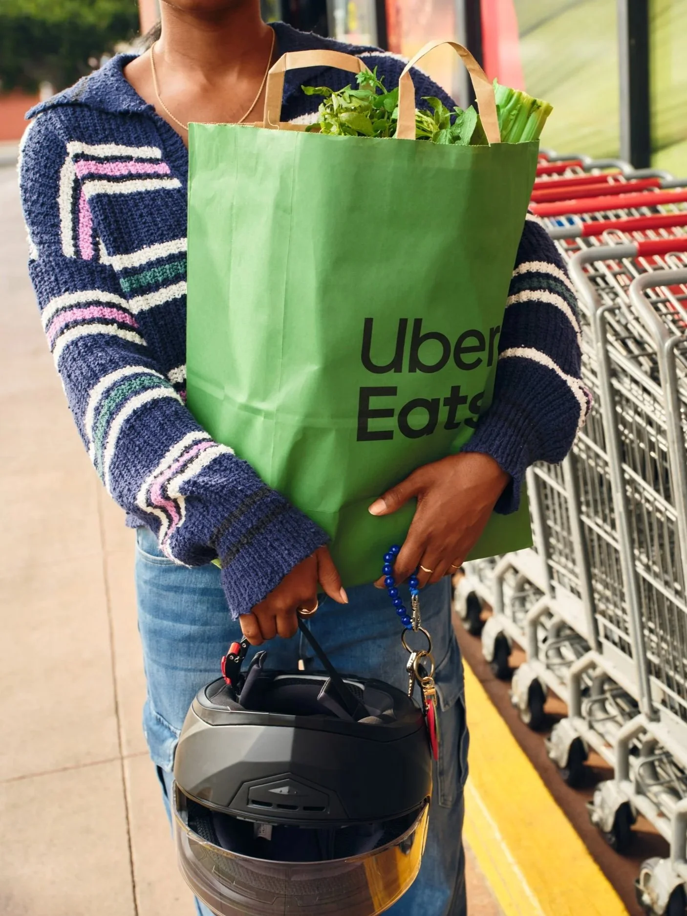 250720_GH_UberEats_FreshGrocery_Delivery_Scooter_LATAM_2840_VS_R2.jpg