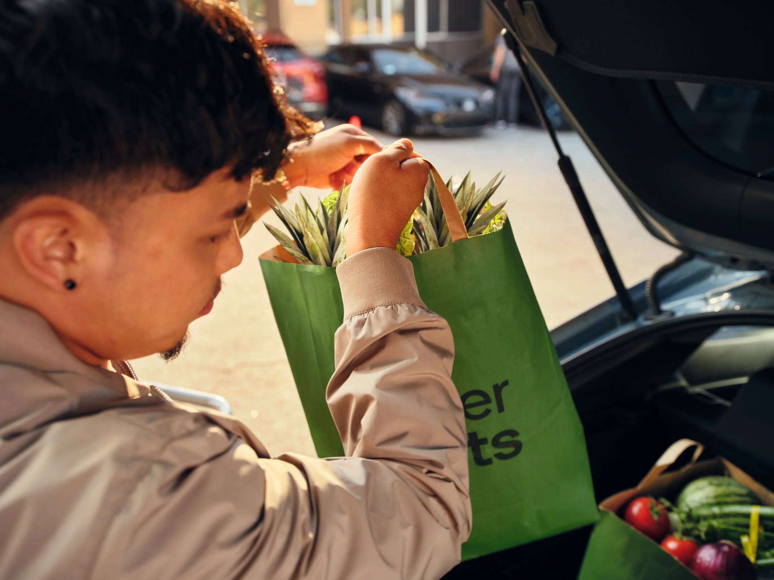431250720_GH_UberEats_FreshGrocery_Car_Delivery_USC_5722_VS_R3.jpeg
