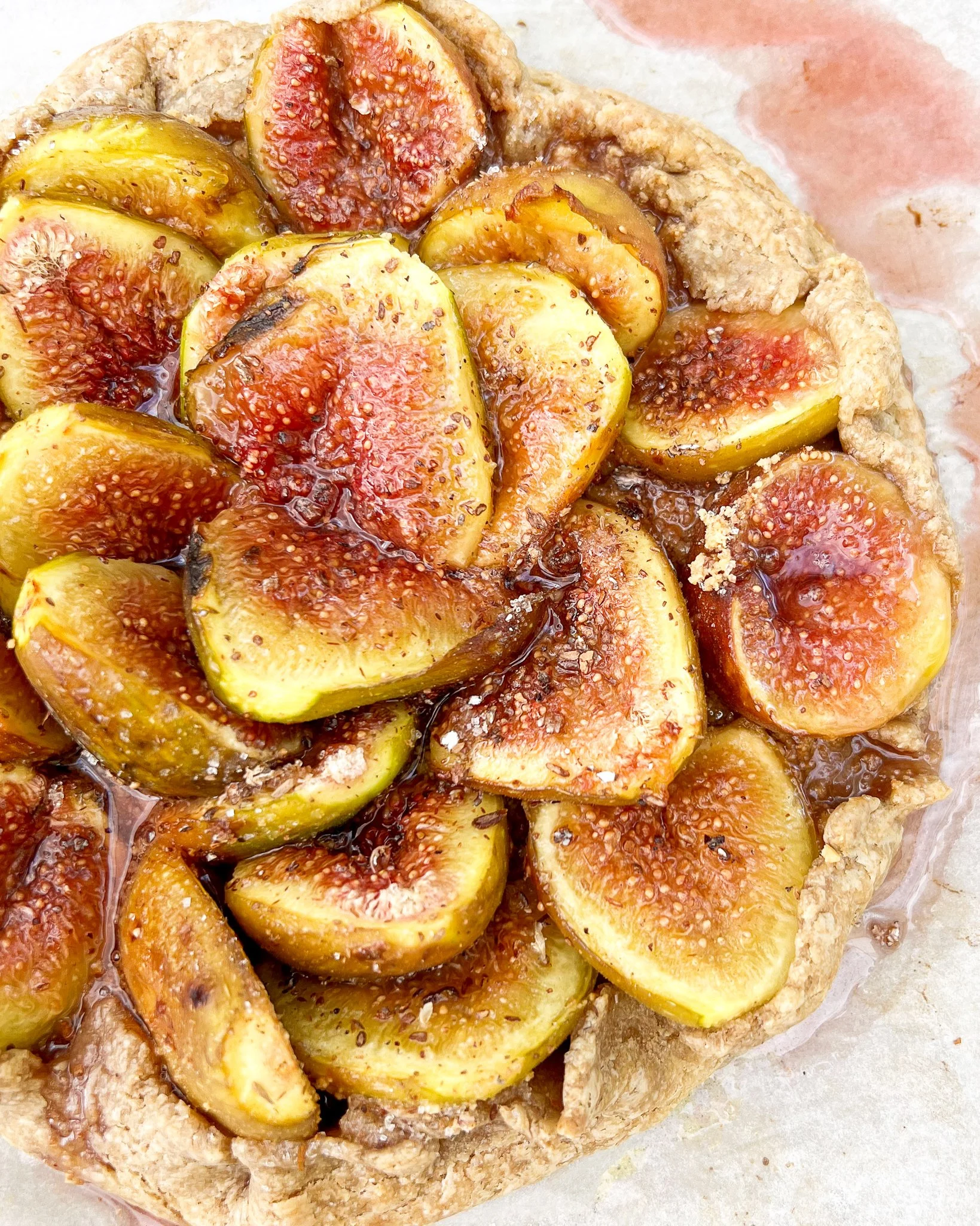 Tarte à la figue, à la noisette et à la cardamome