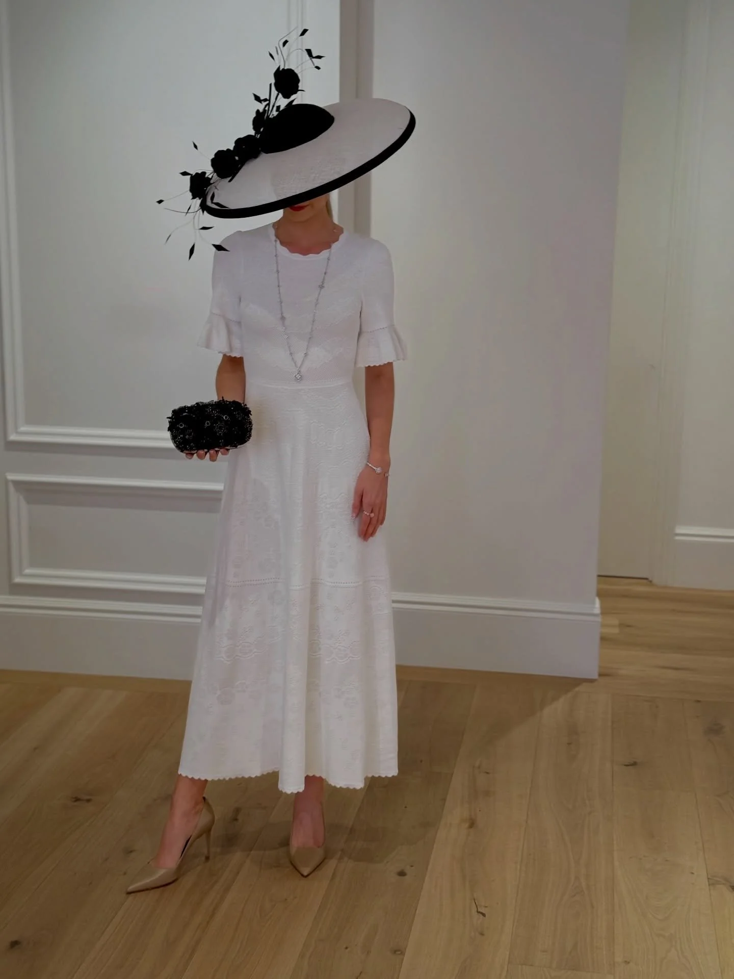 The Dauphine Dior brim effortless elegance with a modern edge.

Crafted in sinamay and finished with sculptural black leather flower detailing, this striking piece is the perfect statement for Royal Ascot and summer racing season.

Refined, timeless 