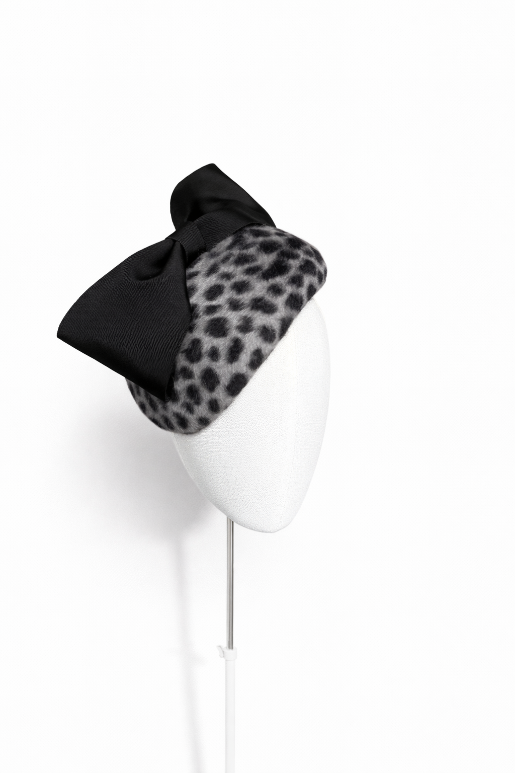Smokey leopard bow beret