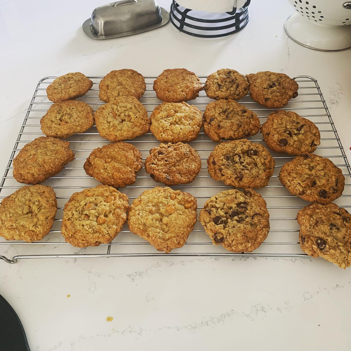 Sometimes you just need to set the day job aside and bake some cookies with your kid. 🍪 

So, looking for the best cookies you&rsquo;ve ever had - gimme recipes or brands!

#cookies #whatdayjob #stressbaking