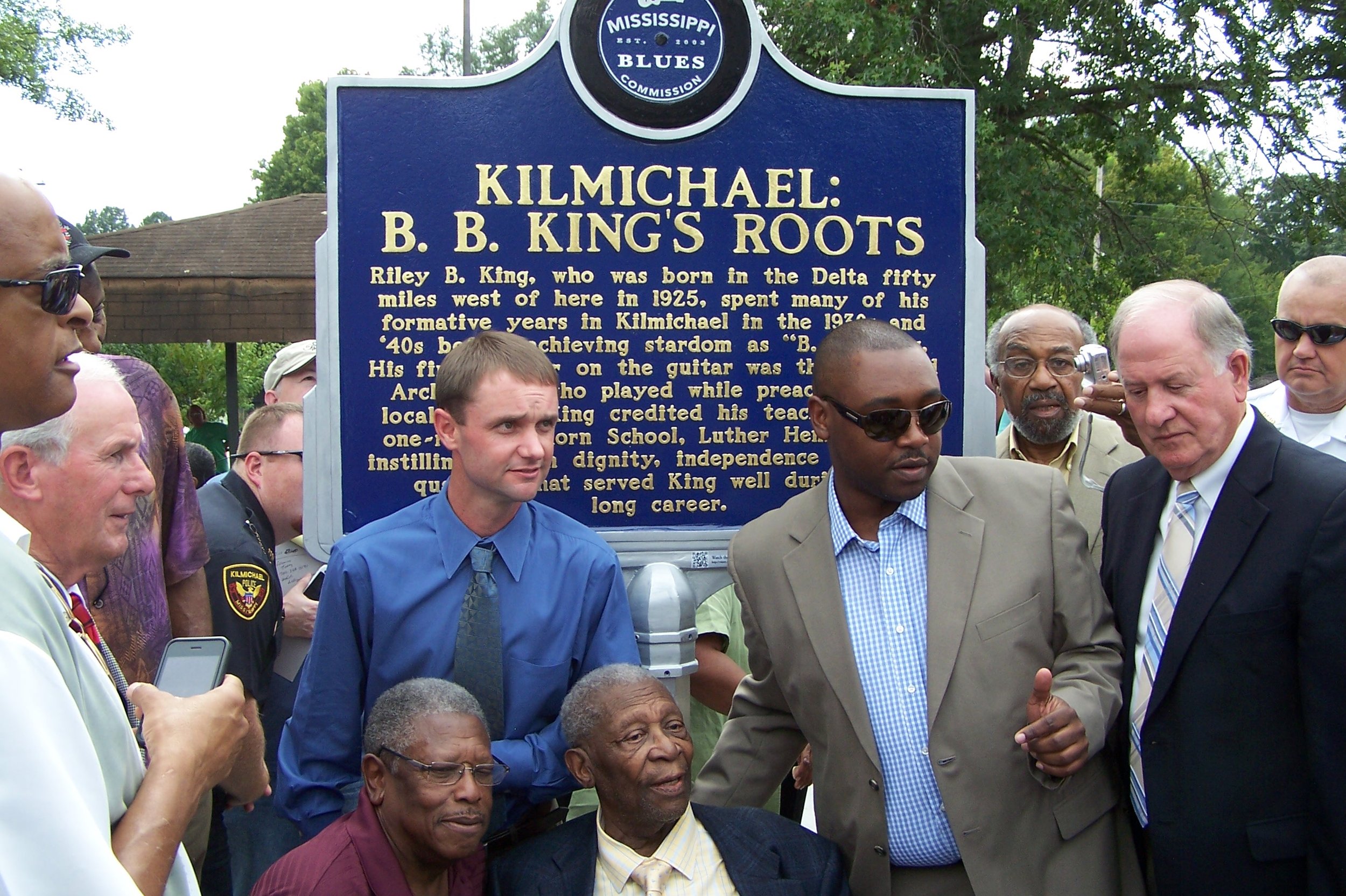 B.B. King (center) at the unveiling of his marker in his hometown of Kilmichael