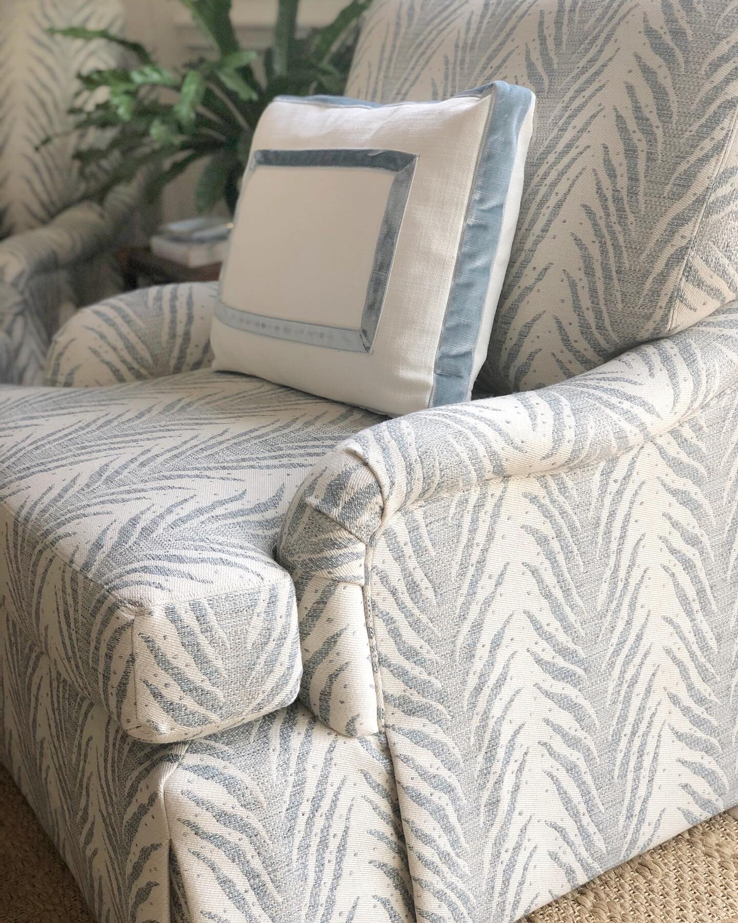 Finishing up a family room install with @wizziebroachinteriors @schumacher1889 @schumacher_washingtondc @samuelandsons @leeindustries @thedesignerworkshop #boxedpillow #creepingfern #interiors #interiordesign