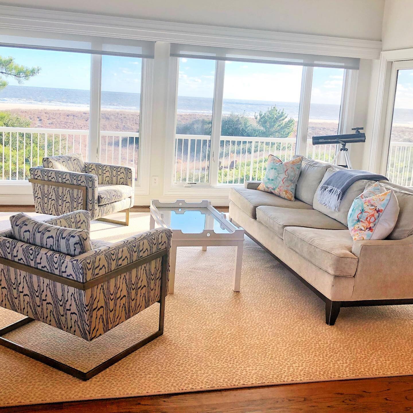 Room with a view with @wizziebroachinteriors ☀️ @leejofa @kellywearstler @leeindustries @oomphhome @starkcarpet @starkcarpetdctimcohen #beachliving #oceanfront #interiors #interiordesign #starktouch