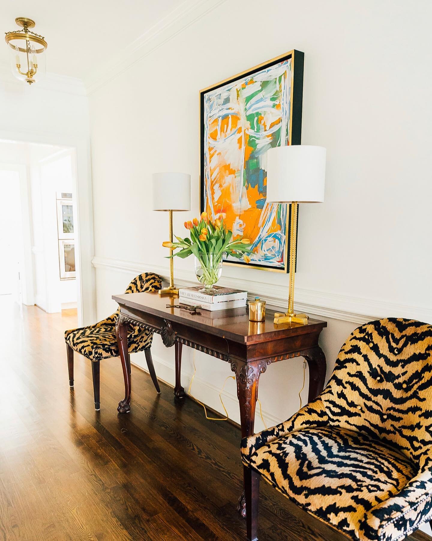 A bright, sunny day. ☀️ #entry #entryway #interiors #interiordesign 📸: @zoegrant_