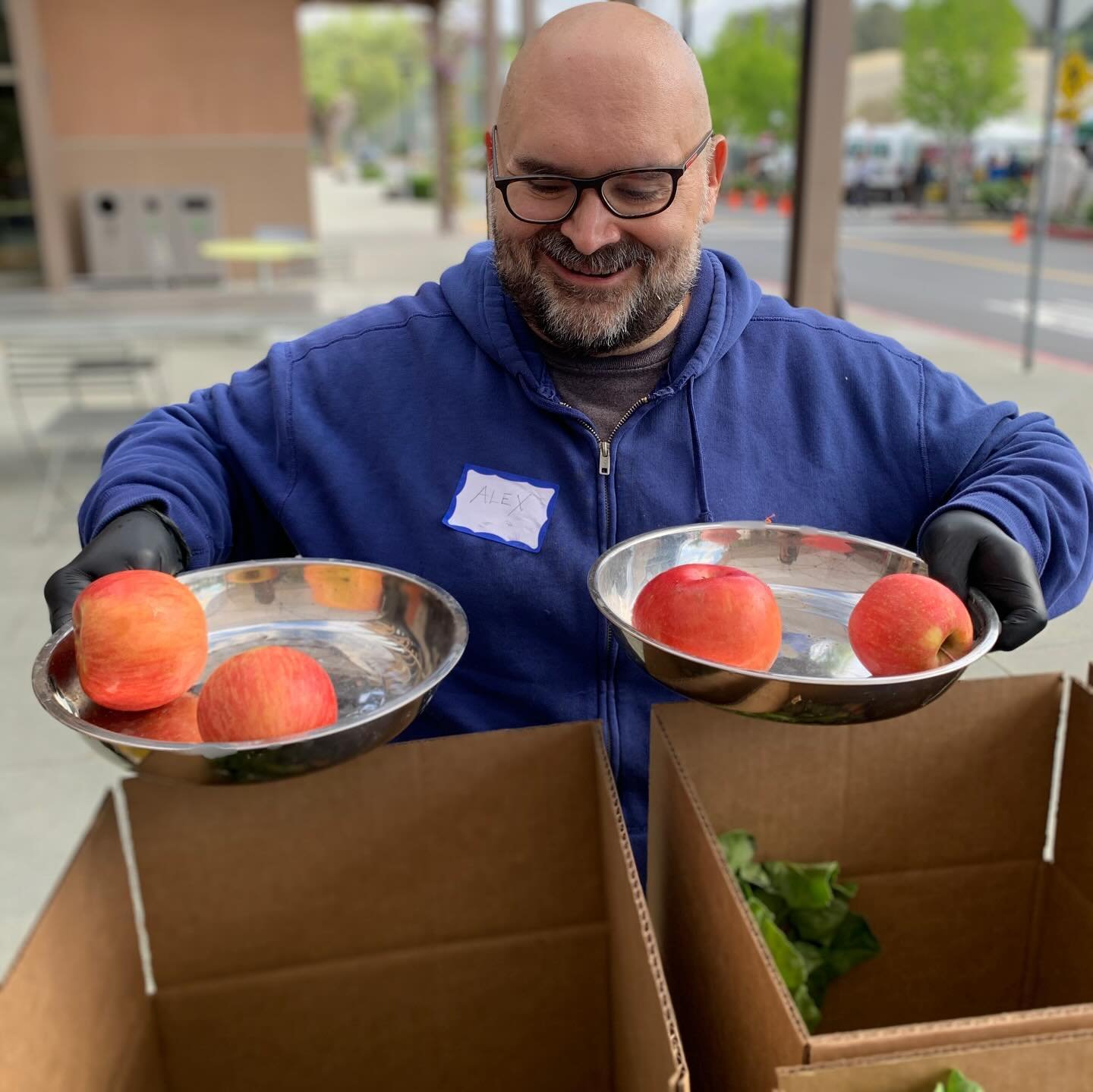 A huge shoutout to the #BofAVolunteers who joined us to lend their hands in curating a bountiful produce box! Together, we filled it with the freshest local fruits and vegetables, ensuring that our community gets access to nutritious and delicious go
