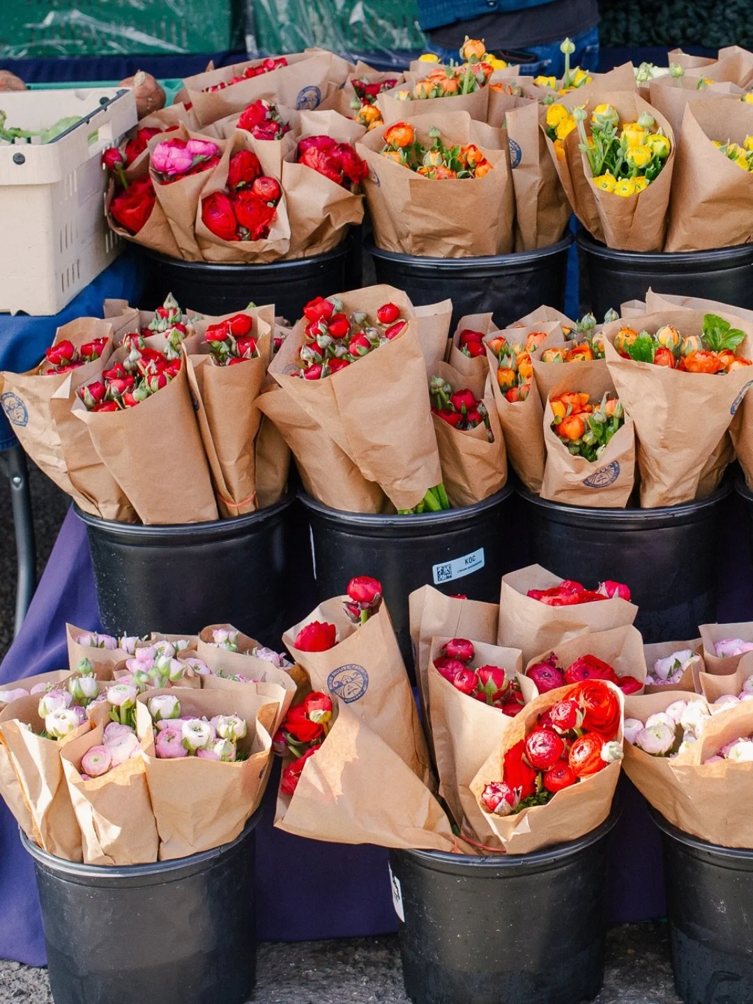 We got you some flowers to brighten up your Monday. 🥰