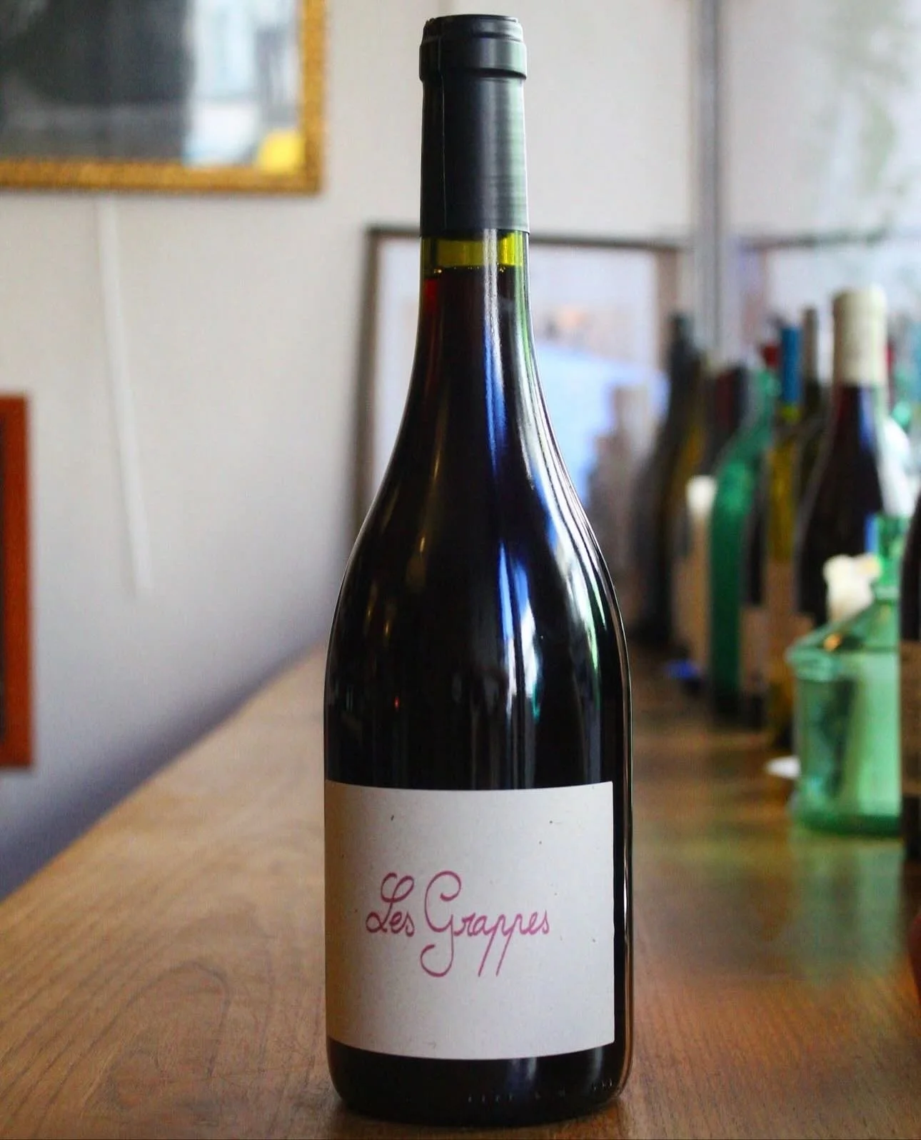 Les S&oelig;urs Aymard sont de retour avec leur superbe cuv&eacute;e Les Grappes 🥳🤩🎉

Mi-cinsault, mi grenache, vinifi&eacute;e en grappes enti&egrave;res pour garder toute la fra&icirc;cheur, Les Grappes est un plaisir pour les papilles. Des peti