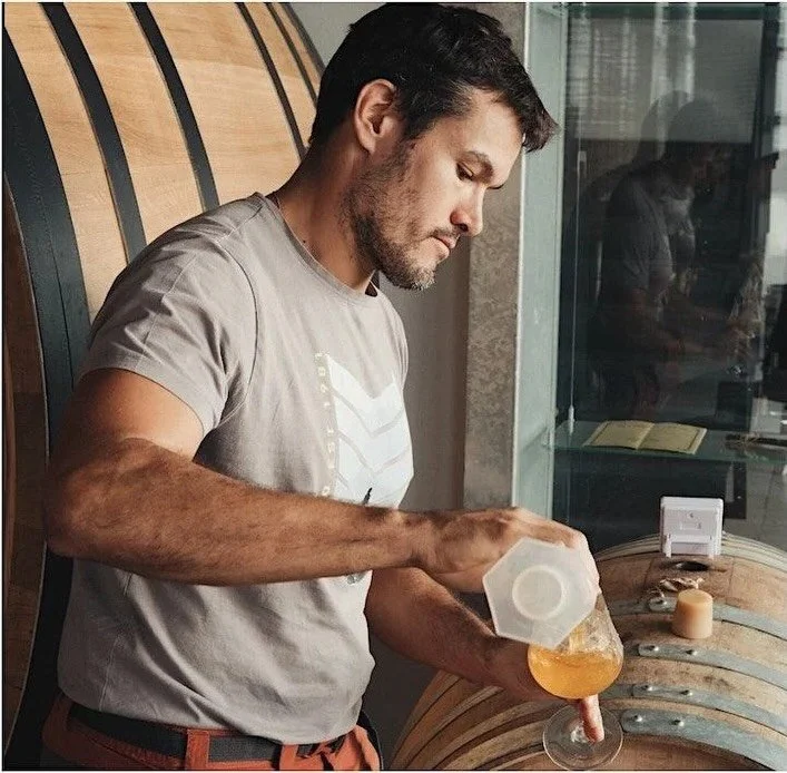 Fran&ccedil;ois-Xavier Daur&eacute; est de retour avec ses deux cuv&eacute;es du Roussillon qu&rsquo;on ne pr&eacute;sente plus : Margot et Contre-Attaque.

- Margot, un ros&eacute; de presse issu de grenache noir (50%) , de carignan (45%) et une poi