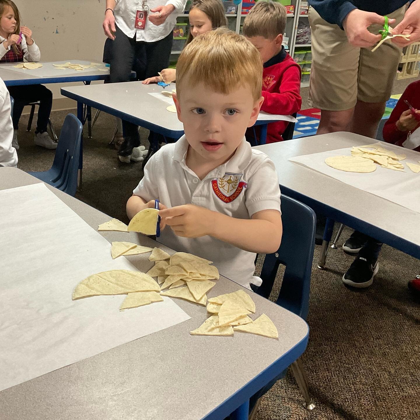 Classroom Happenings:
On Thursdays, Pre-Kindergarten students learn how to cook something special. This week they made tortilla chips for Cinco de Mayo! ❤️
#cathedralschool #catholicschool #prekindergarten #cookingintheclassroom #cincodemayo