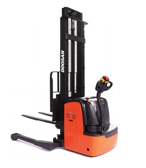 Doosan BWS17S Electric Straddle Stacker.jpg