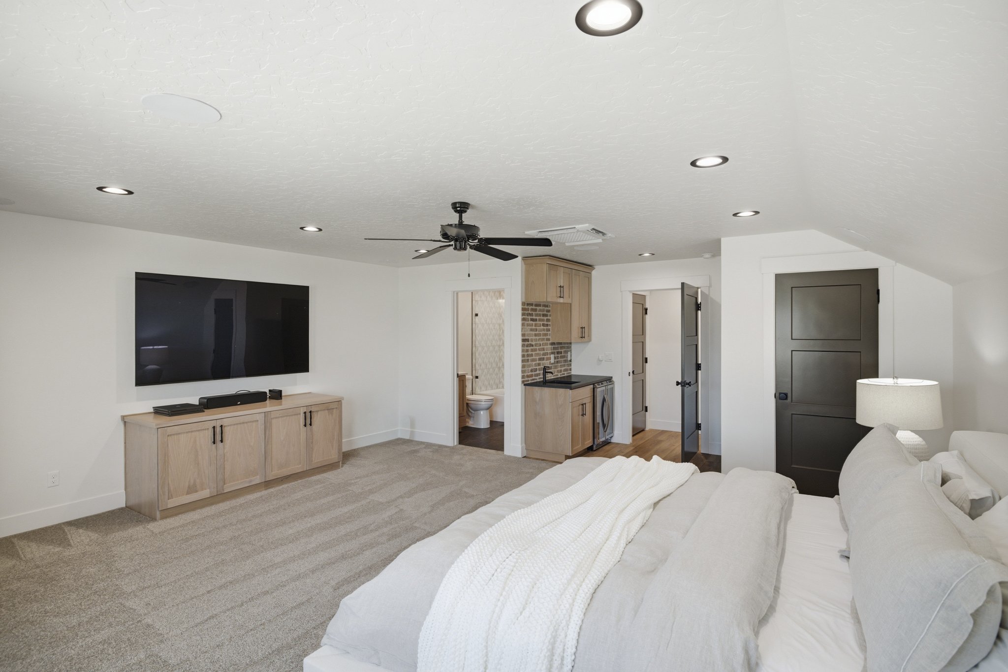 073-Interior.jpg