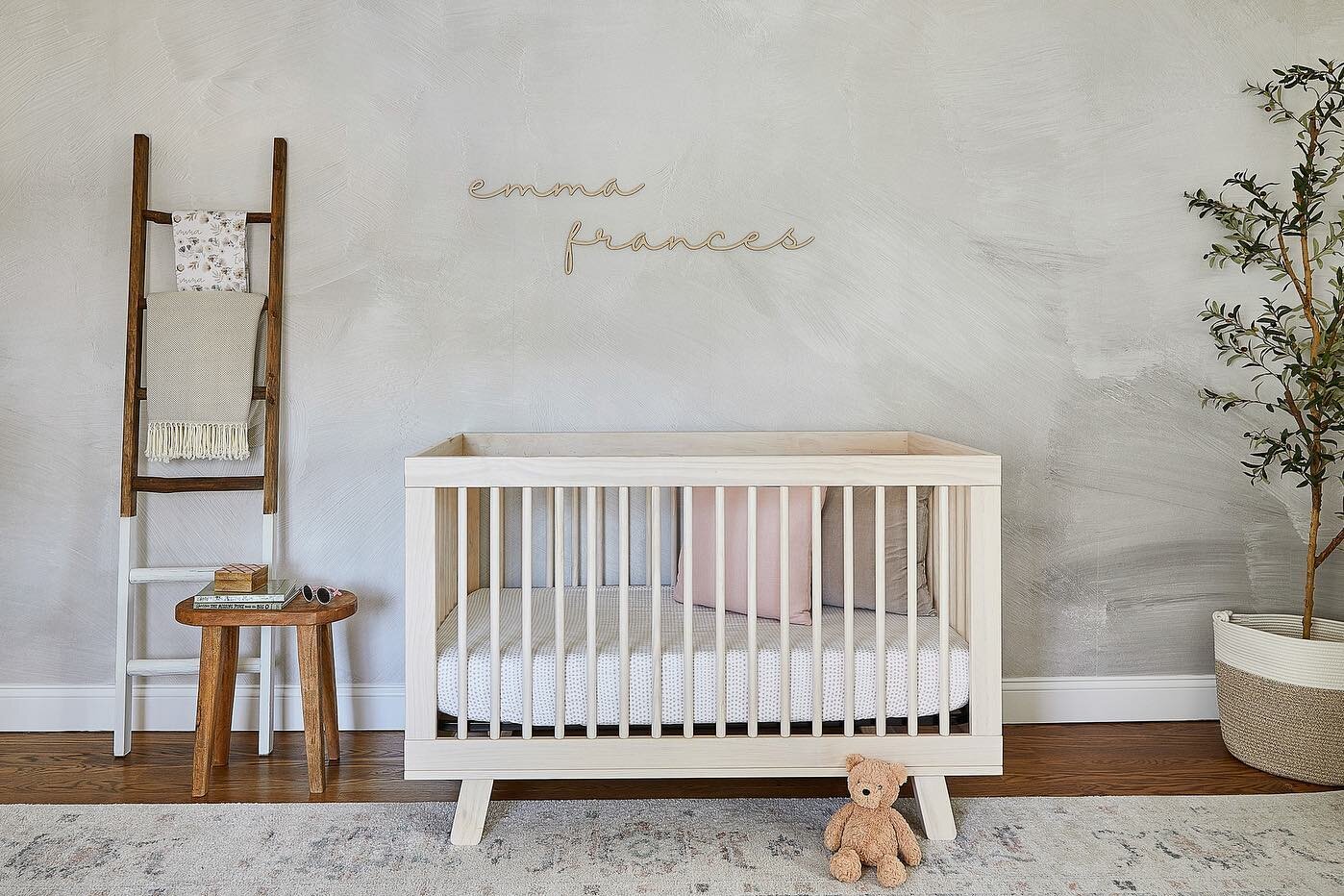 Welcome to a little girls nursery! 💕 New project that we recently photographed and it could not be any sweeter! 

📸 :  @kelseyannroseinteriors 
💐: @lenabedoyan