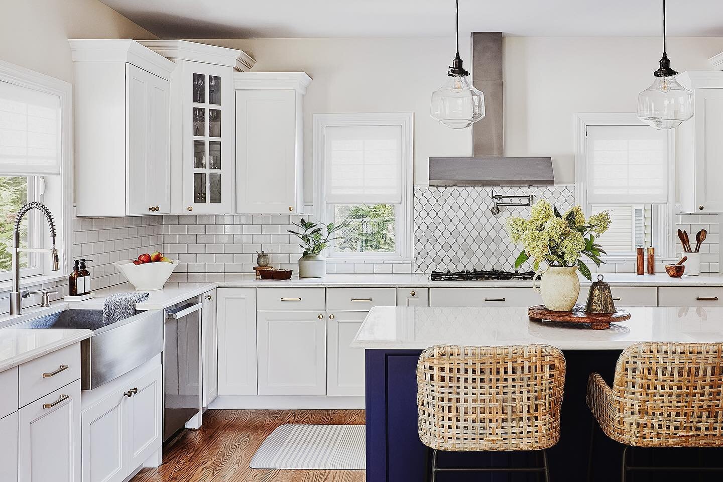 Sparkly white Kitchen at our Harcourt project! If only my Kitchen could look like this everyday. 🙌🏻✨