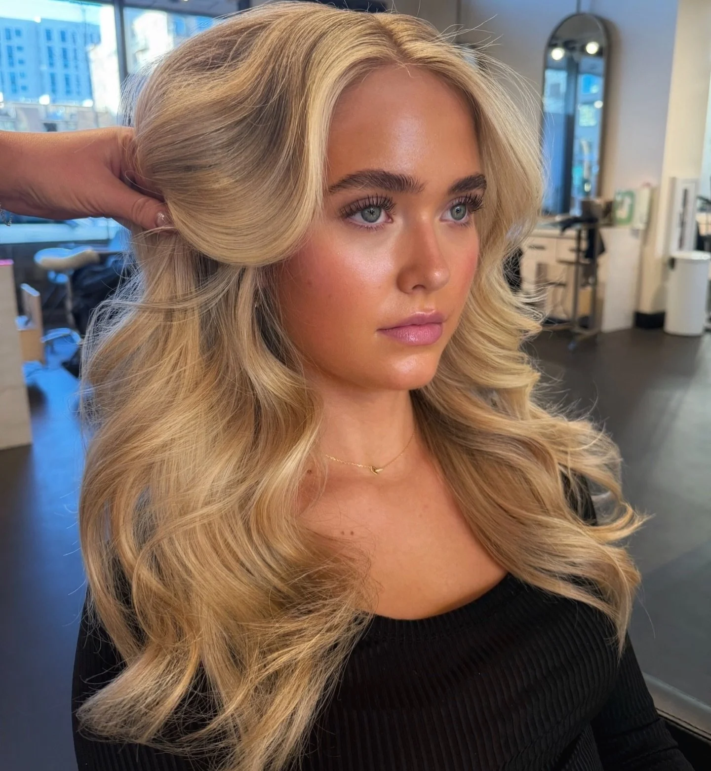Golden hour blonde by @alliray.beauty 
Call 303-928-9805 to schedule 
www.islasalon.com
1140 Bannock St. Denver, Colorado 

Denver Colorado Salon hairstylist Denver Handtied Hair extensions lived in blonde brunette balayage haircut 

#denver #denvers
