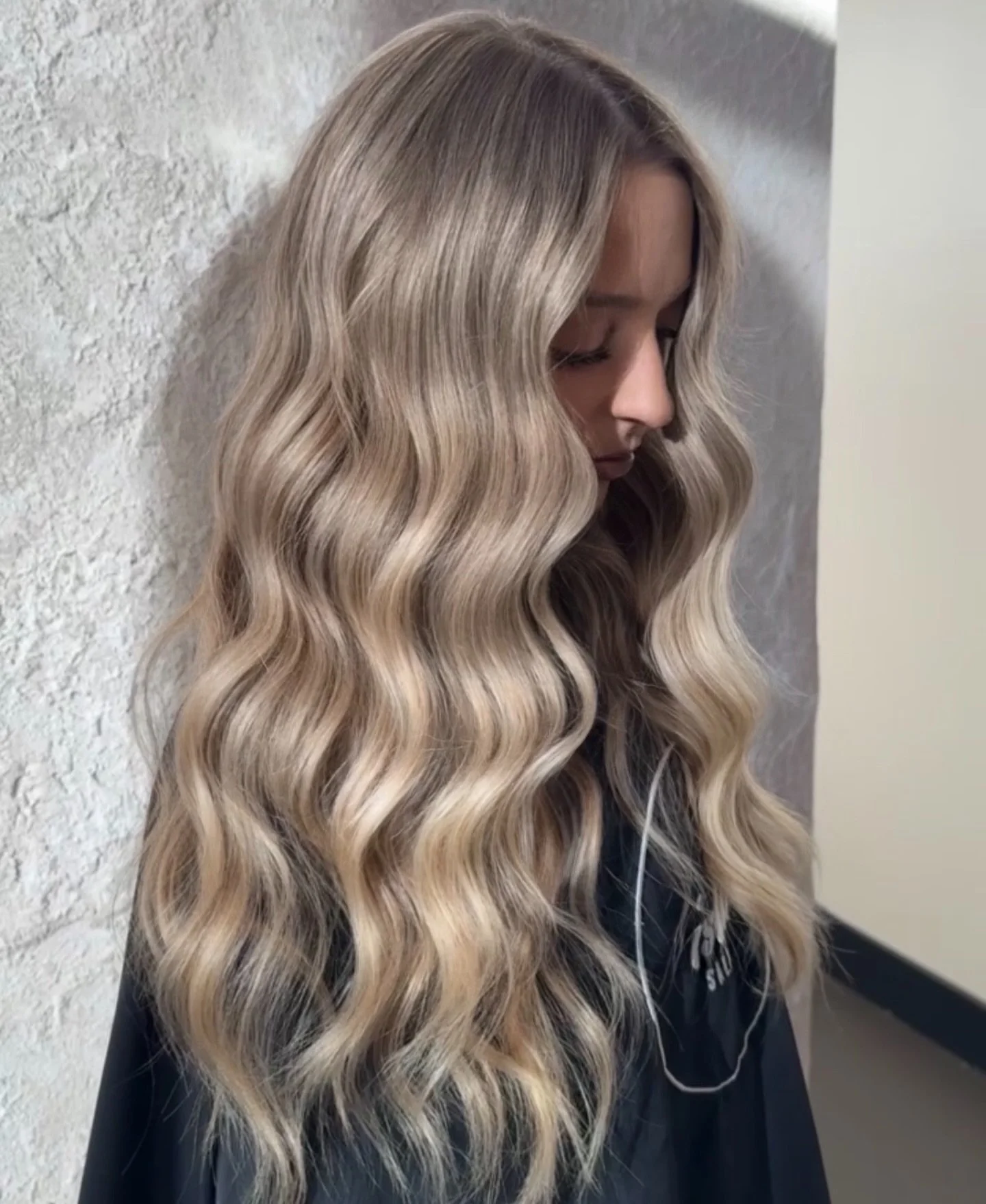 Soft effortless blonde by @color.by.asher 
Call 303-928-9805 to schedule 
www.islasalon.com
1140 Bannock St. Denver, Colorado 

Denver Colorado Salon hairstylist Denver Handtied Hair extensions lived in blonde brunette balayage haircut 

#coloradosal