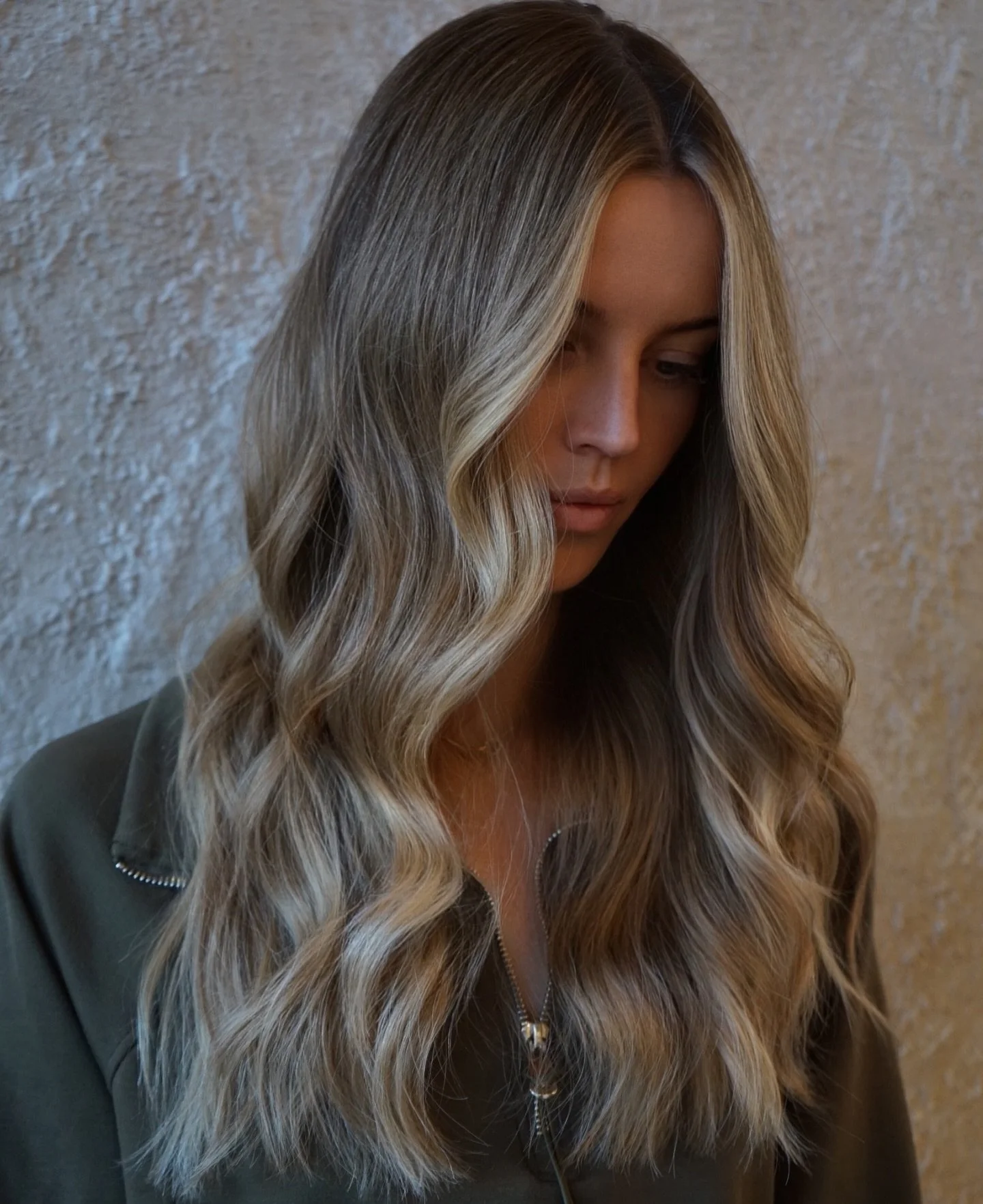 Soft effortless lived in blonde by @_torimcgee 
Call 303-928-9805 to schedule 
www.islasalon.com
1140 Bannock St. Denver, Colorado 

Denver Colorado Salon hairstylist Denver Handtied Hair extensions lived in blonde brunette balayage haircut 

#colora