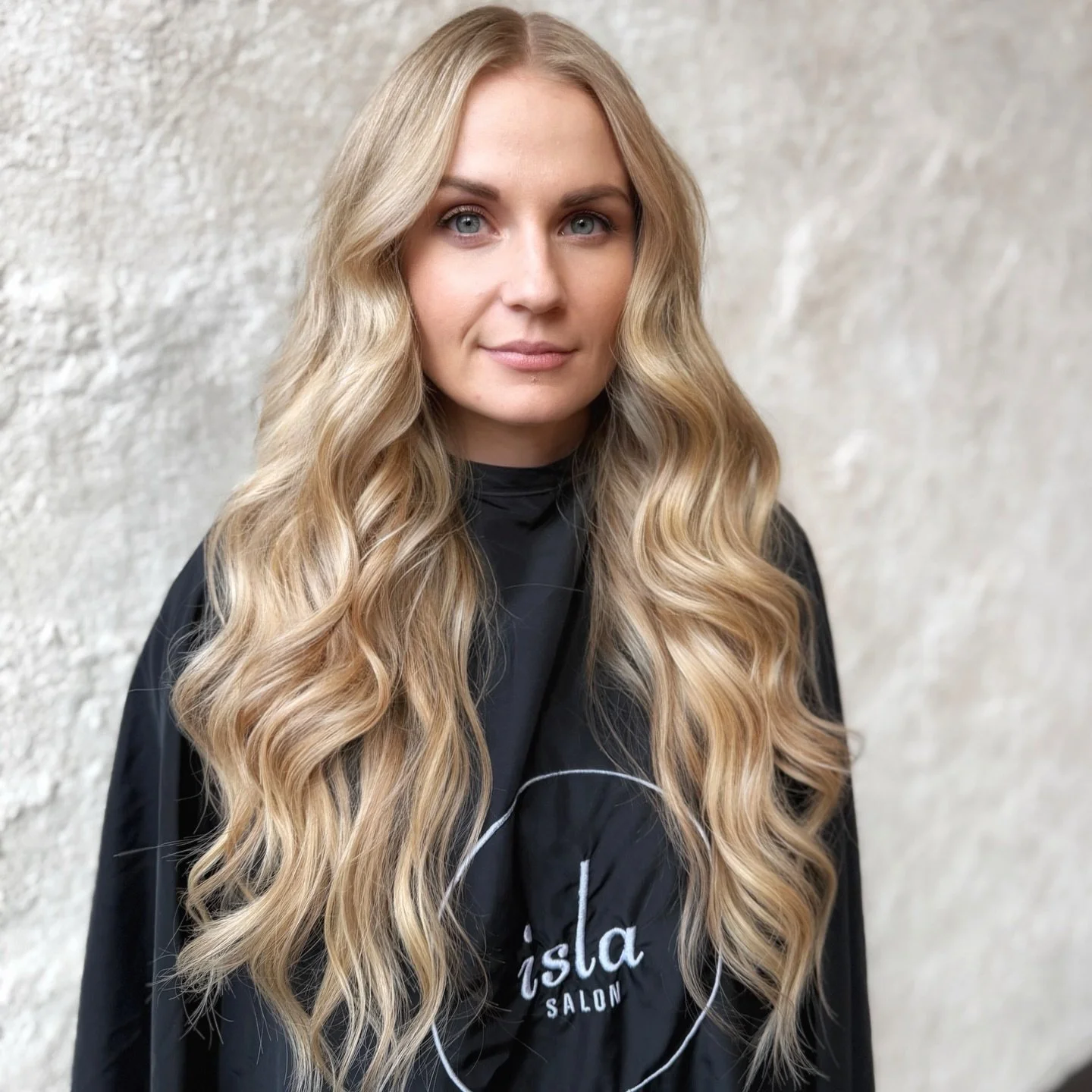 Strawberry blonde &amp; 1 row or 22&rdquo; @VIEHAIREXTENSIONS in the colors Ibiza + Corsica by @danielle.s.gordon 🍓🍓🍓
Call 303-928-9805 to schedule 
www.islasalon.com
1140 Bannock St. Denver, Colorado 

Denver Colorado Salon hairstylist Denver Han