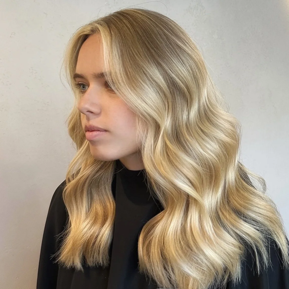 Lived in blonde ☀️ by @glam.by.macy 
Call 303-928-9805 to schedule 
www.islasalon.com
1140 Bannock St. Denver, Colorado 

Denver Colorado Salon hairstylist Denver Handtied Hair extensions lived in blonde brunette balayage haircut 

#denversalon #denv