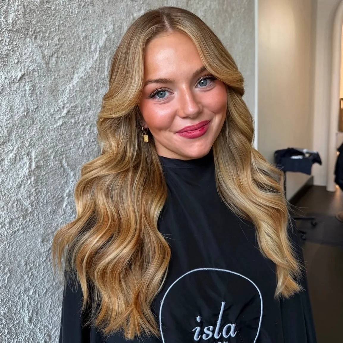 It&rsquo;s a Strawberry summer 🍓 by @alliray.beauty 
Call 303-928-9805 to schedule 
www.islasalon.com
1140 Bannock St. Denver, Colorado 

Denver Colorado Salon hairstylist Denver Handtied Hair extensions lived in blonde brunette balayage haircut 

#