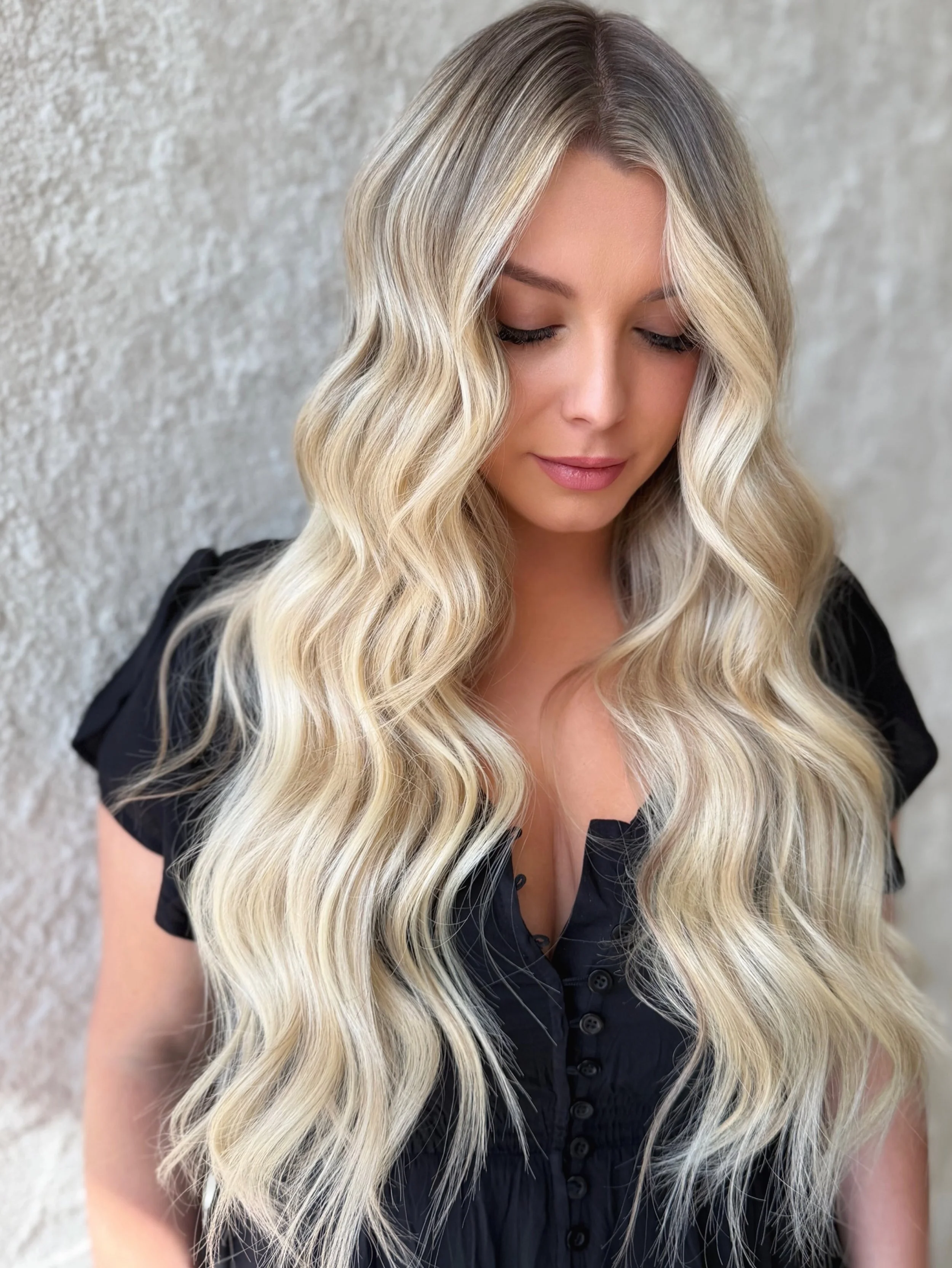 22&rdquo; @VIEHAIREXTENSIONS + Blonding session by @danielle.s.gordon 
Call 303-928-9805 to schedule 
www.islasalon.com
1140 Bannock St. Denver, Colorado 

Denver Colorado Salon hairstylist Denver Handtied Hair extensions lived in blonde brunette bal