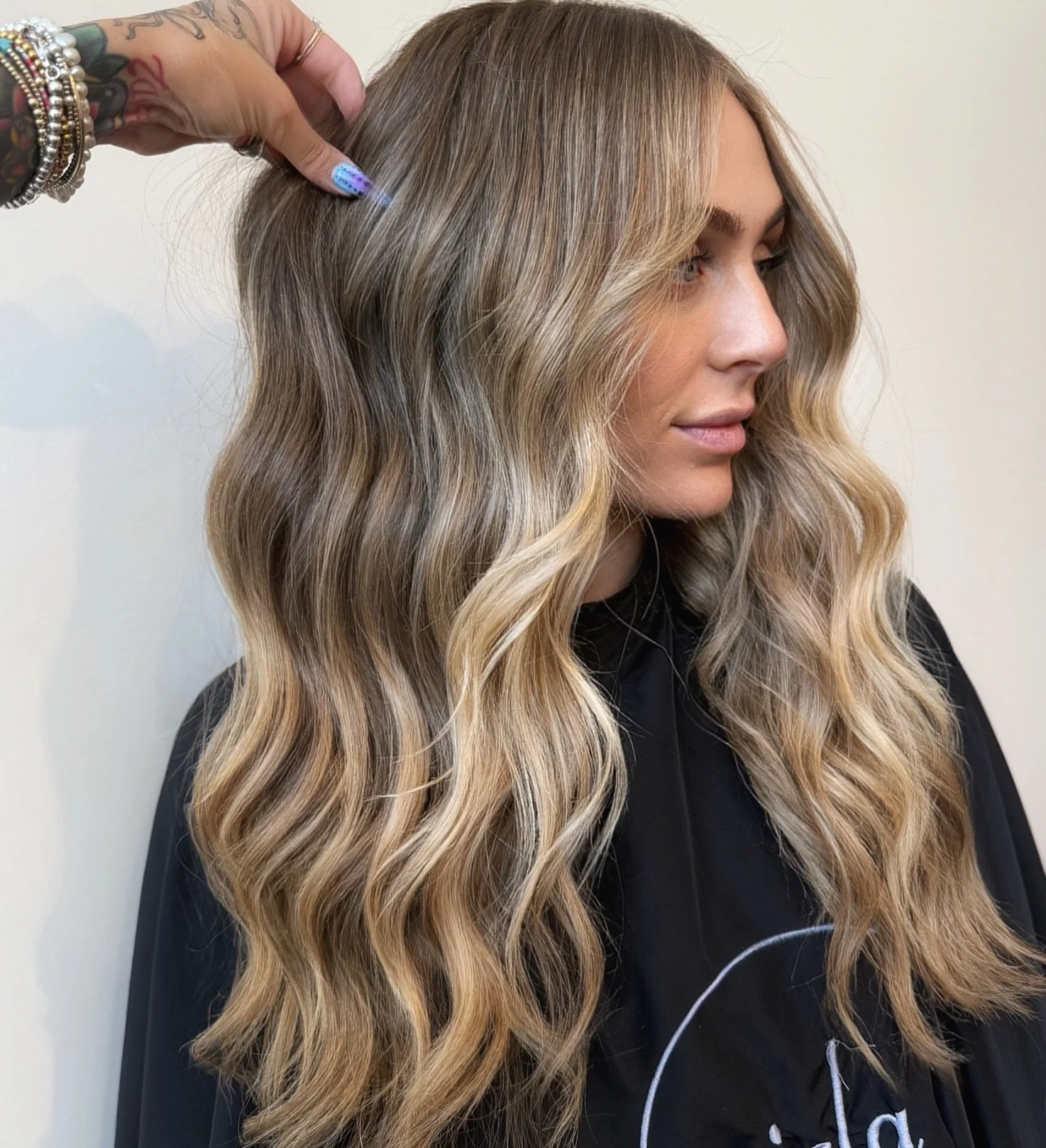 Lived in blonde by @beautywithserenasingh 
Call 303-928-9805 to schedule 
www.islasalon.com
1140 Bannock St. Denver, Colorado 

Denver Colorado Salon hairstylist Denver Handtied Hair extensions lived in blonde brunette balayage haircut 

#denversalon