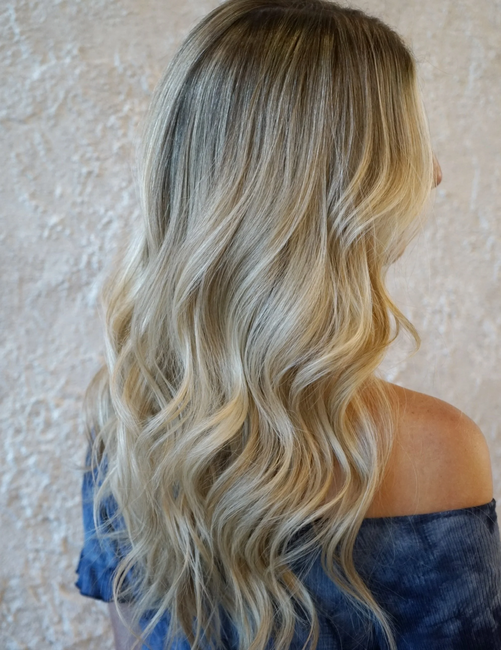 Lived in blonde by @_torimcgee 
Call 303-928-9805 to schedule 
www.islasalon.com
1140 Bannock St. Denver, Colorado 

Denver Colorado Salon hairstylist Denver Handtied Hair extensions lived in blonde brunette balayage haircut 

#denversalon #denverhai
